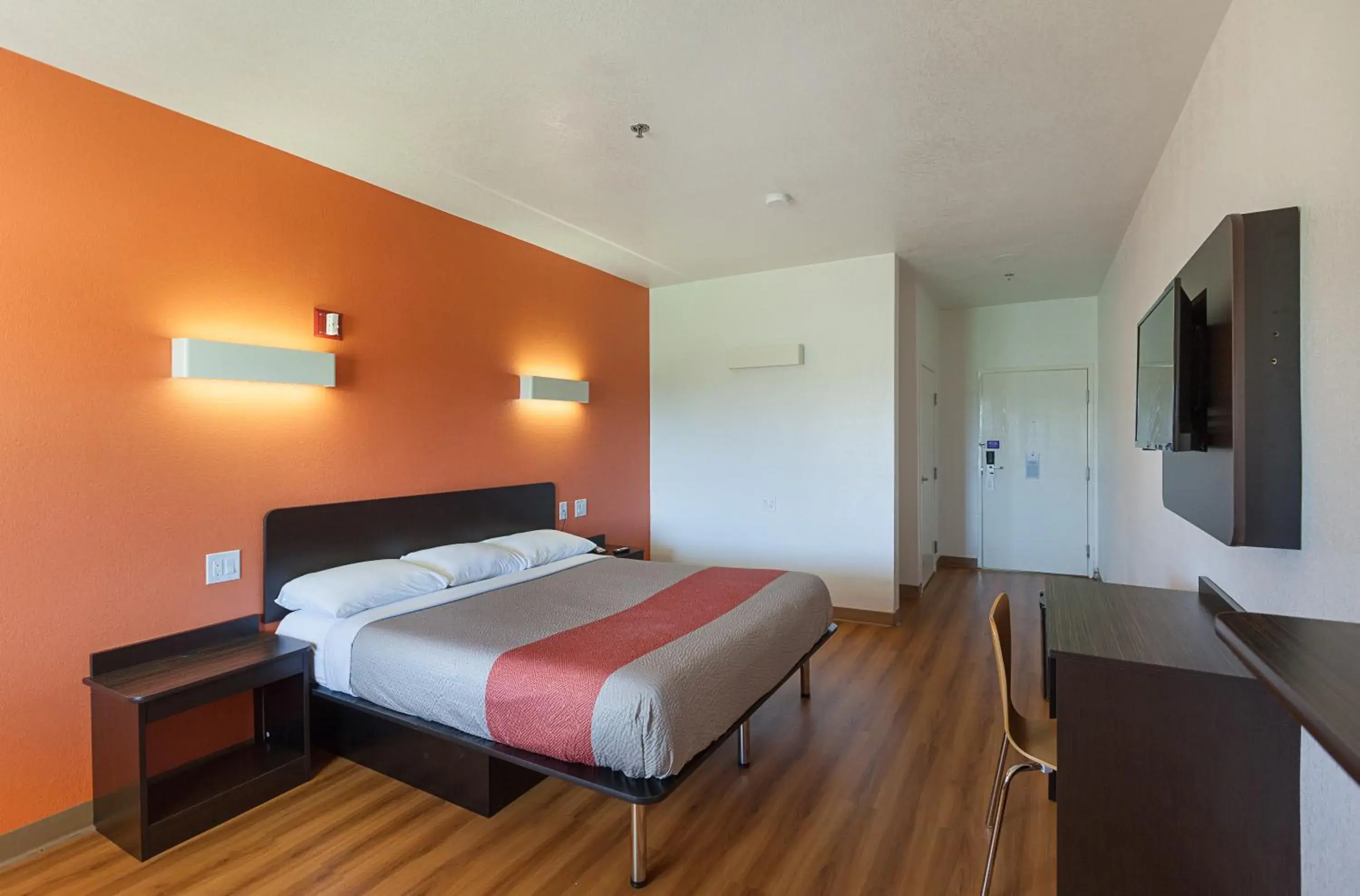 Bedroom, Bed in Motel 6-Bedford, TX - Fort Worth