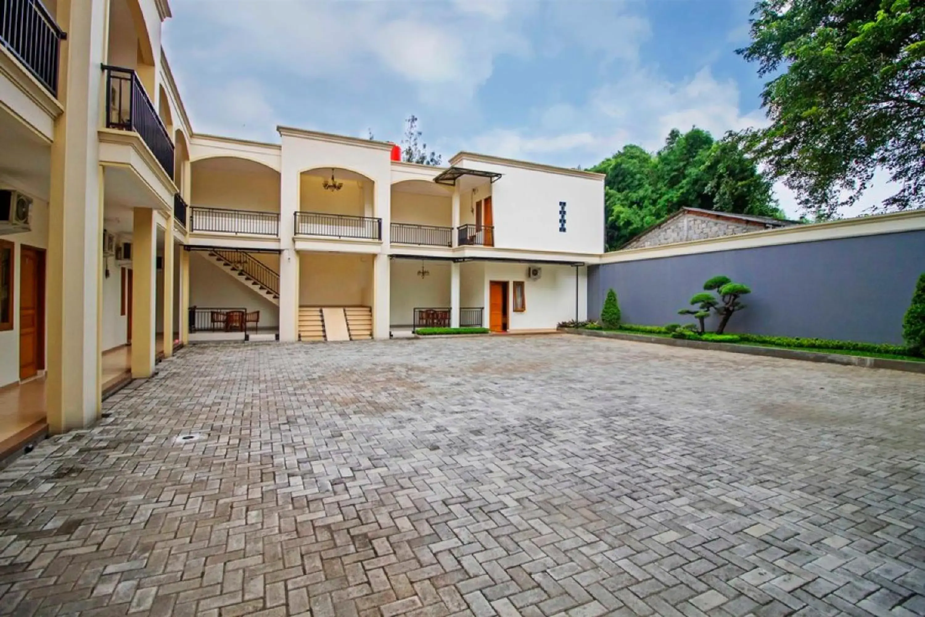 Facade/entrance, Property Building in RedDoorz Syariah near Mercu Buana University