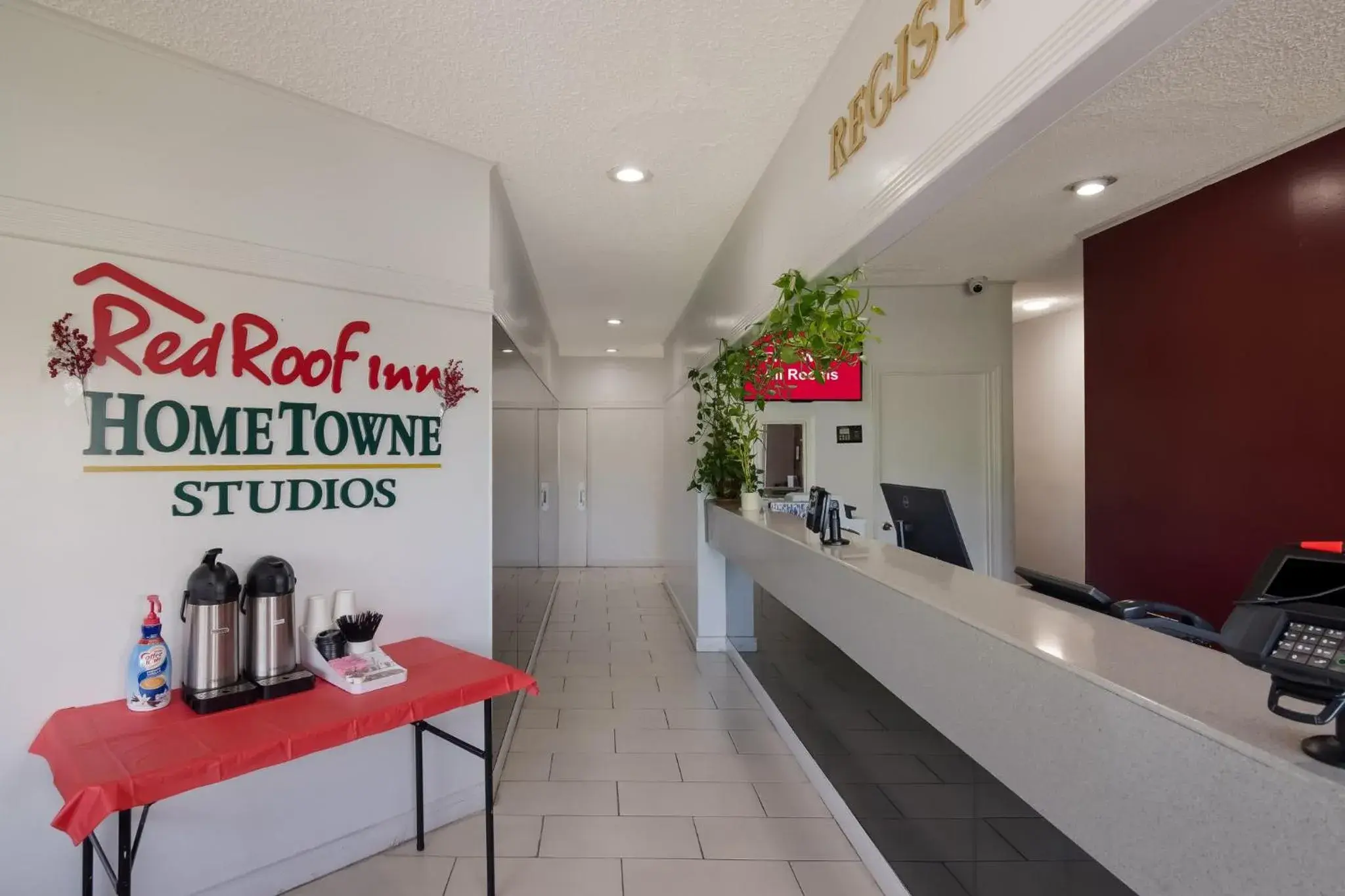 Lobby or reception in HomeTowne Studios by Red Roof Vero Beach - I-95