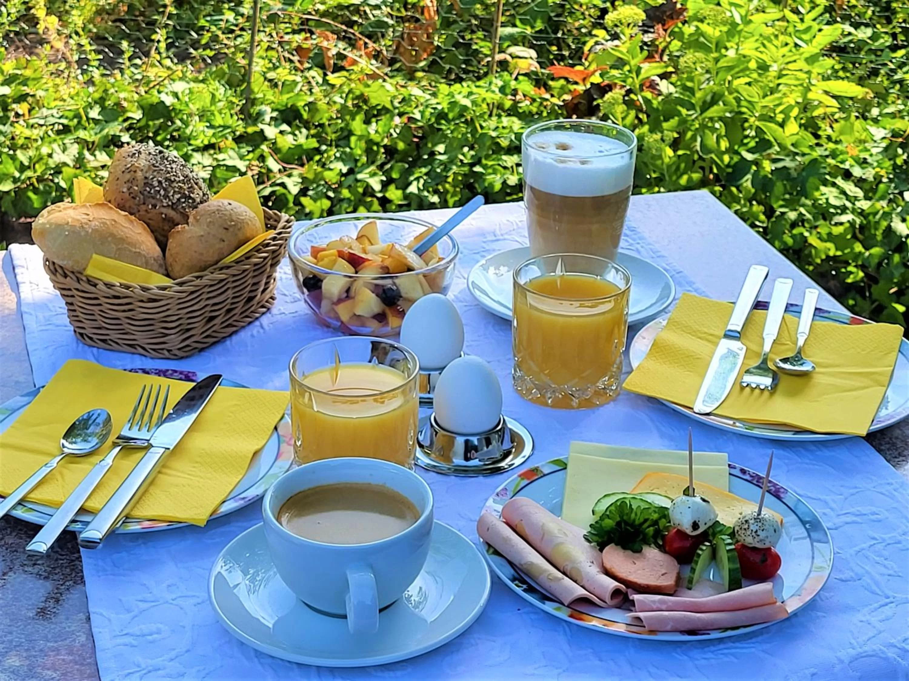 Breakfast in Parkhotel Am Schwanenteich