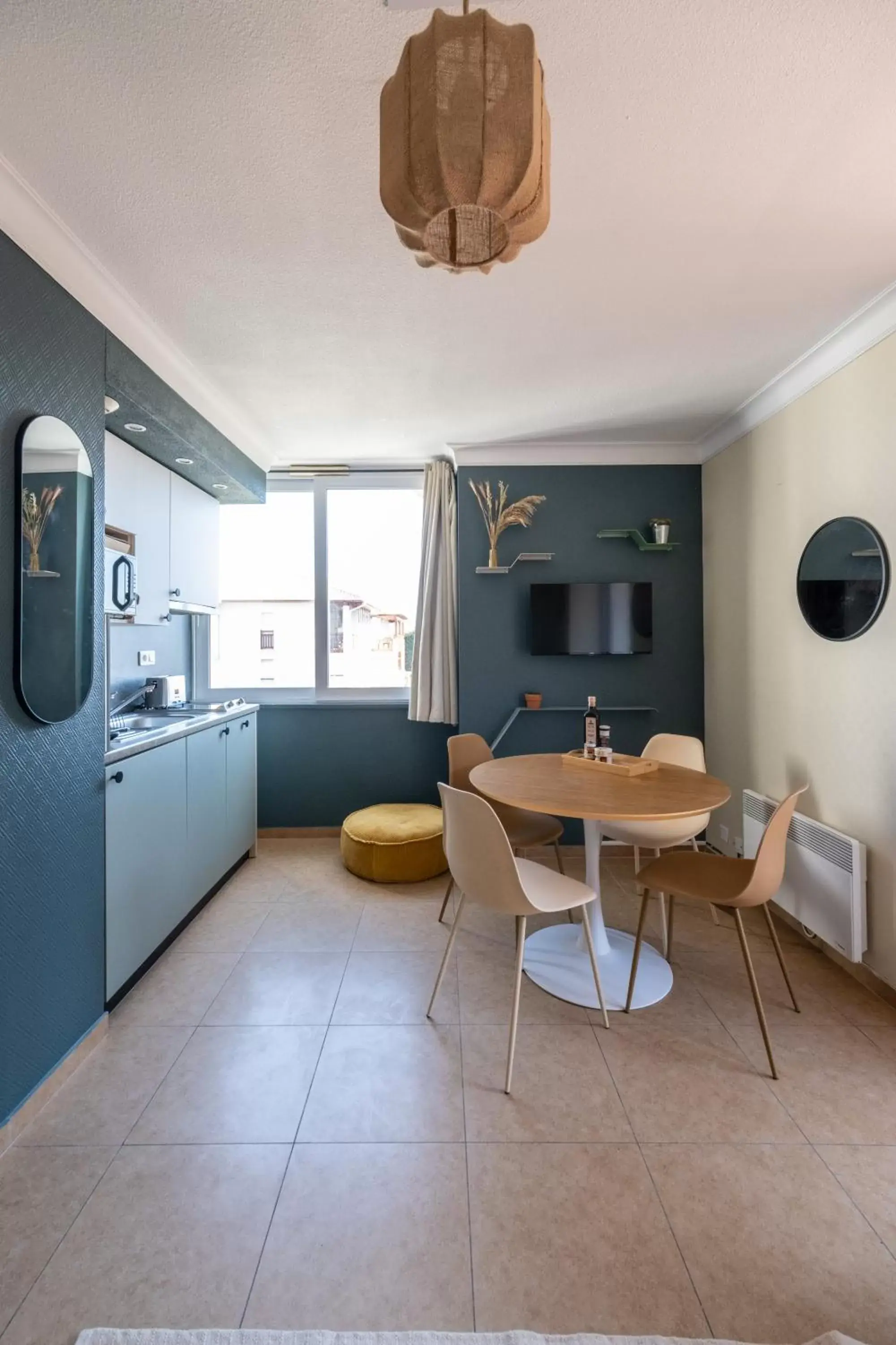 Dining Area in Résidence Chateau d'Acotz - Avec piscine à 600m des plages à Saint-Jean-de-Luz