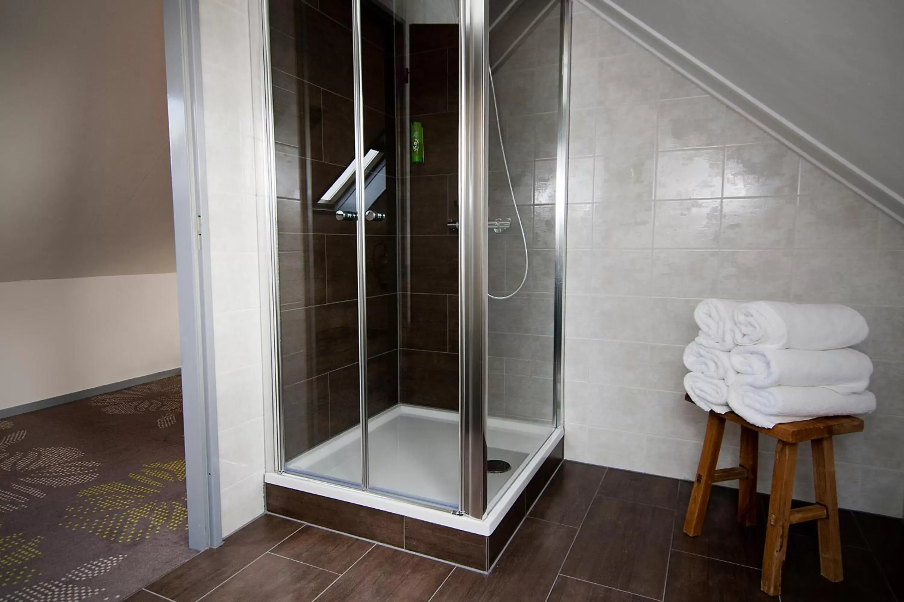 Shower, Bathroom in Hotel Sportsbar & Brasserie Dorhout Mees