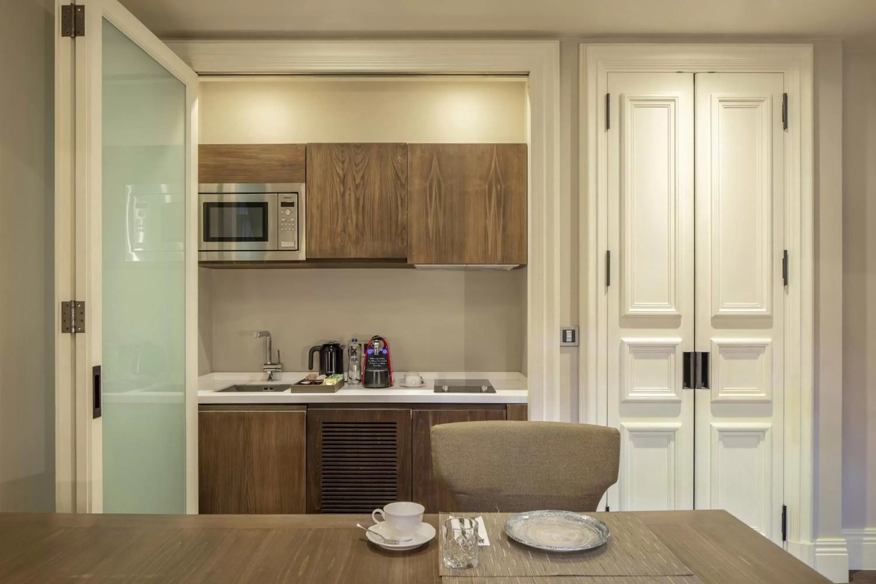Photo of the whole room, Kitchen/Kitchenette in The Bank Hotel Istanbul, a Member of Design Hotels