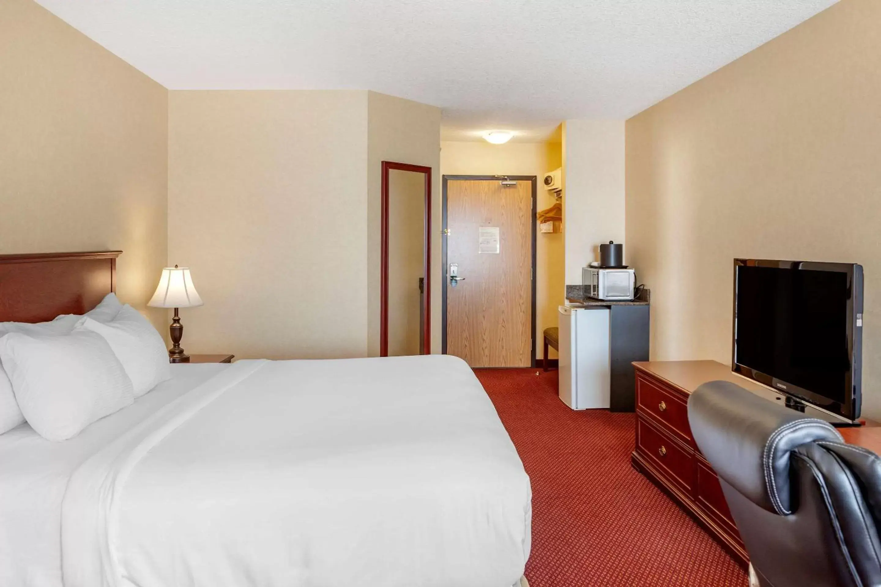 Photo of the whole room, Bed in Quality Inn & Suites Edmonton International Airport