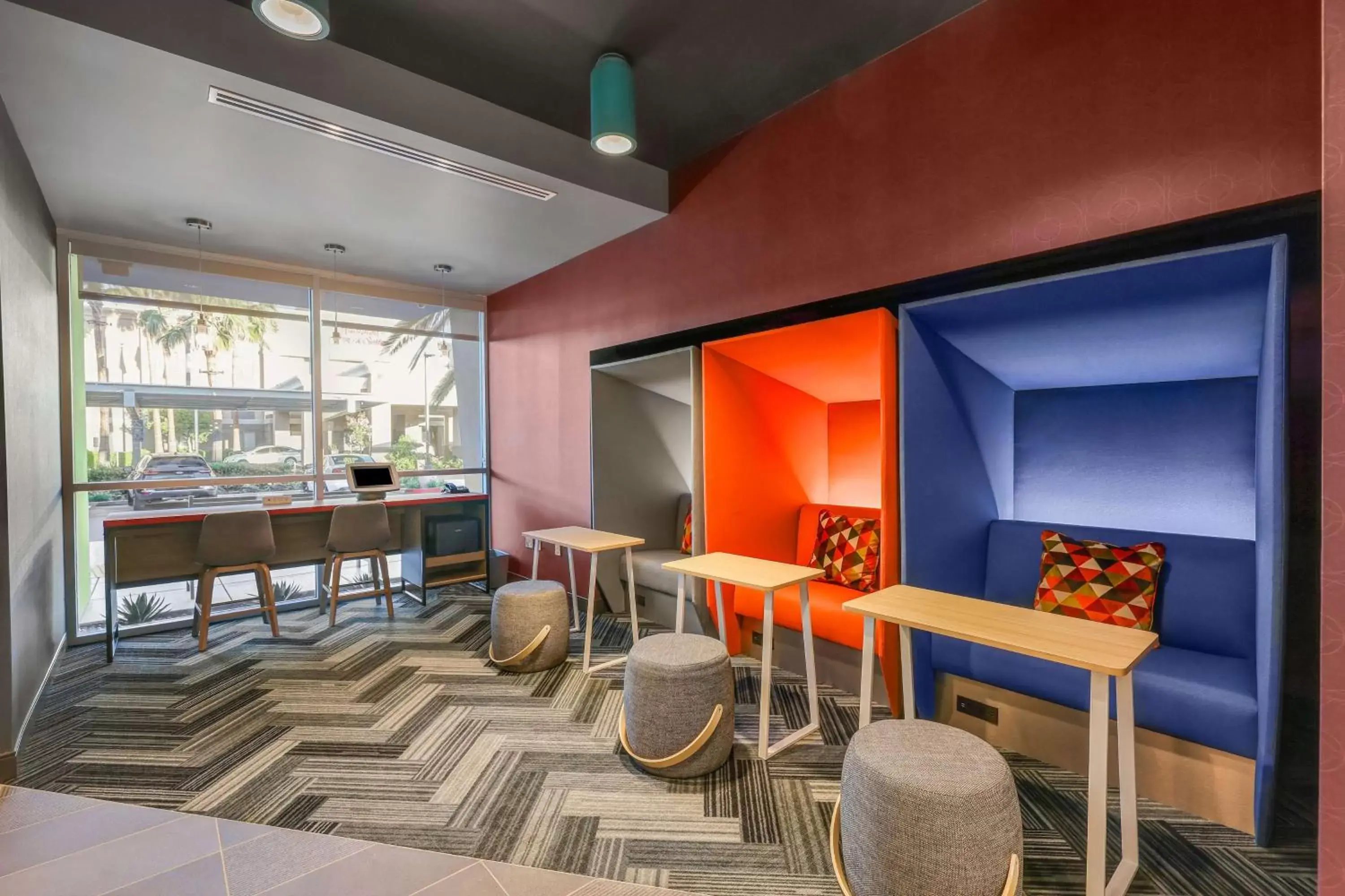 Lobby or reception, Lounge/Bar in Tru By Hilton Lathrop