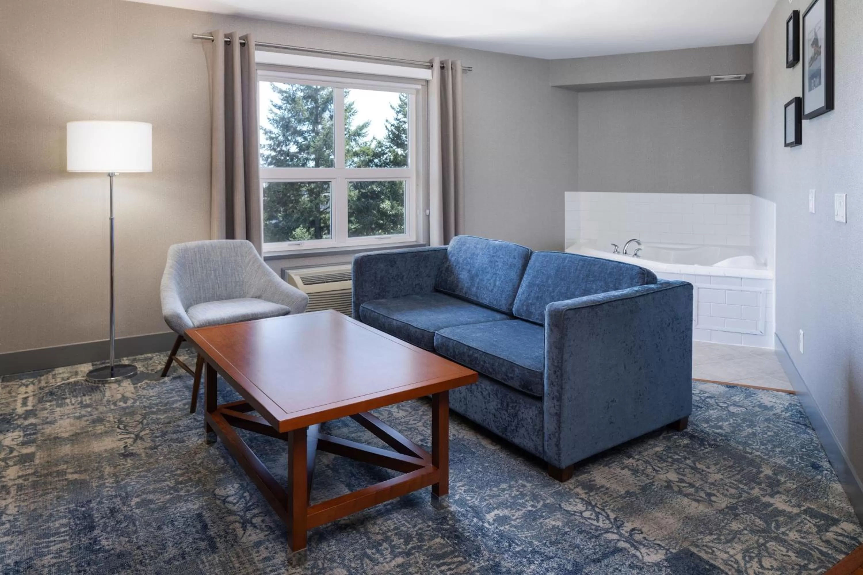 Living room in Four Points by Sheraton Victoria Gateway