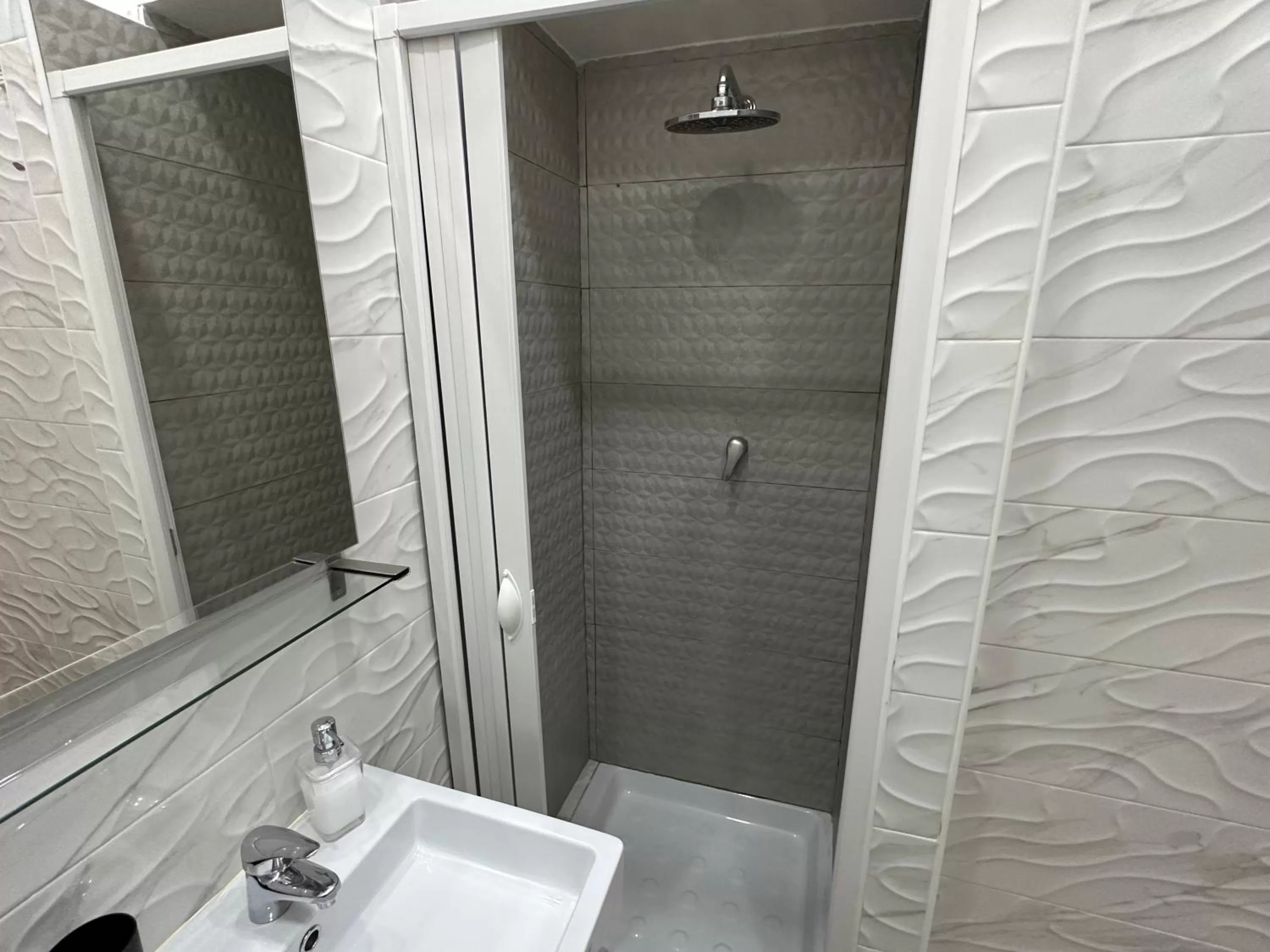 Shower, Bathroom in Archivio Storico Napoli Centro