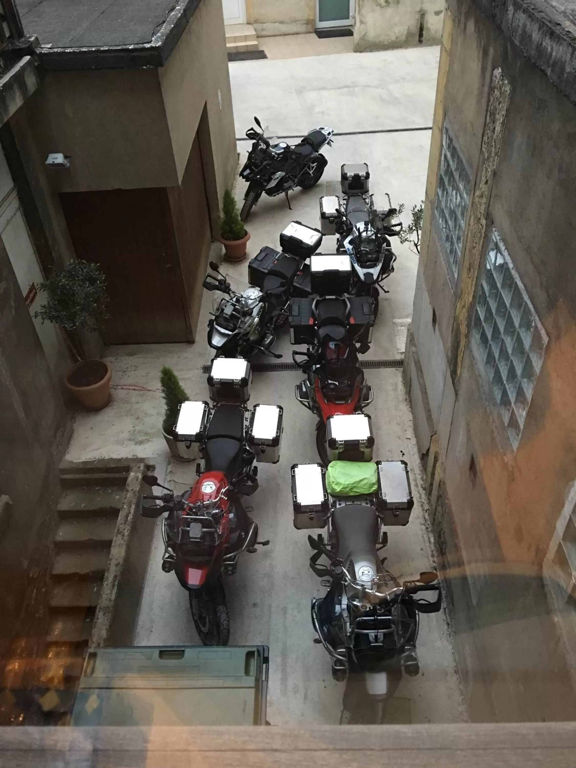 group of guests in Logis-Hôtel des Oliviers