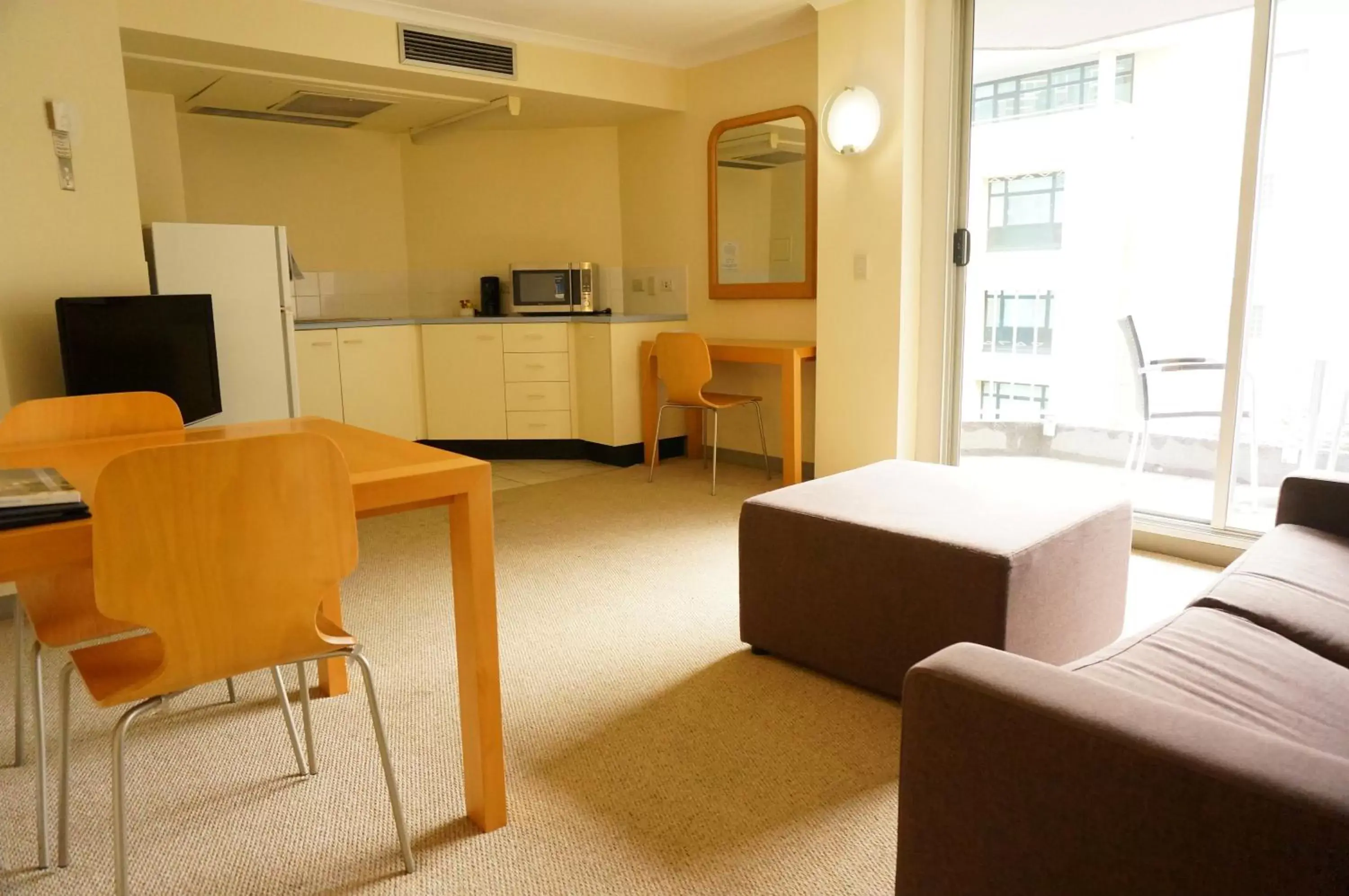 Kitchen or kitchenette, Seating Area in Abbey On Roma Hotel & Apartments