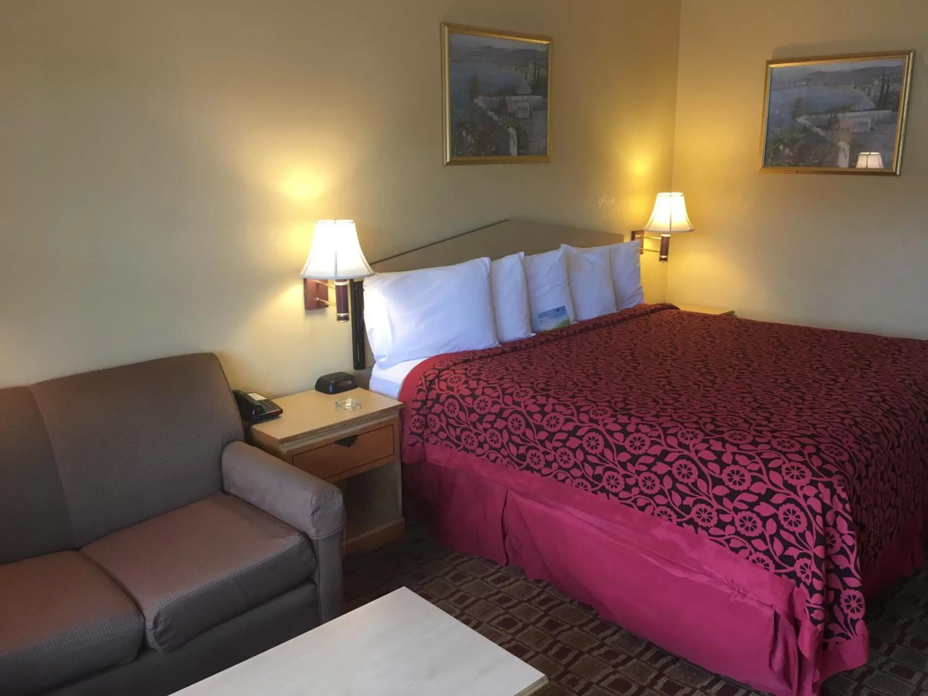 Bed in Days Inn by Wyndham Yazoo City