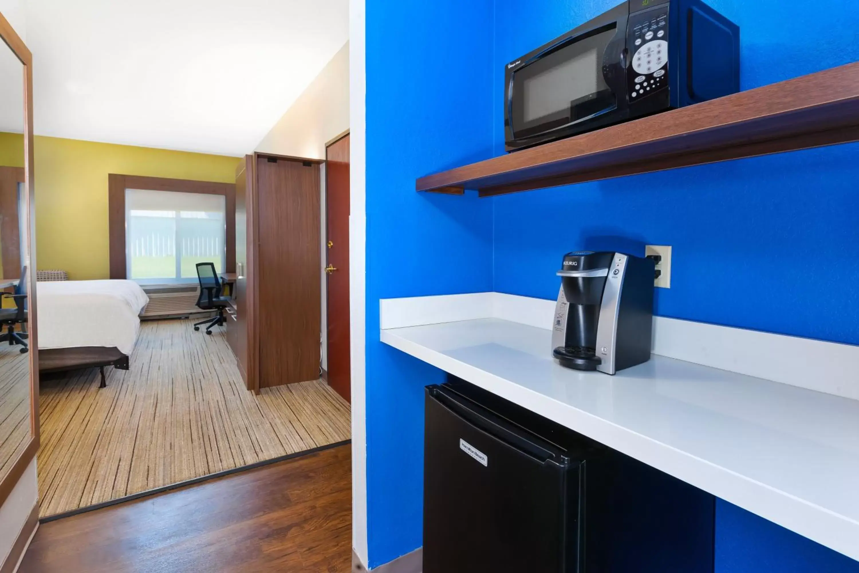 Bedroom, Kitchen/Kitchenette in Holiday Inn Express and Suites Three Rivers, an IHG Hotel