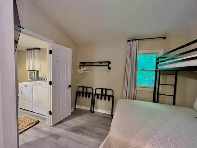 Bedroom, Kitchen/Kitchenette in Hickory Falls Inn