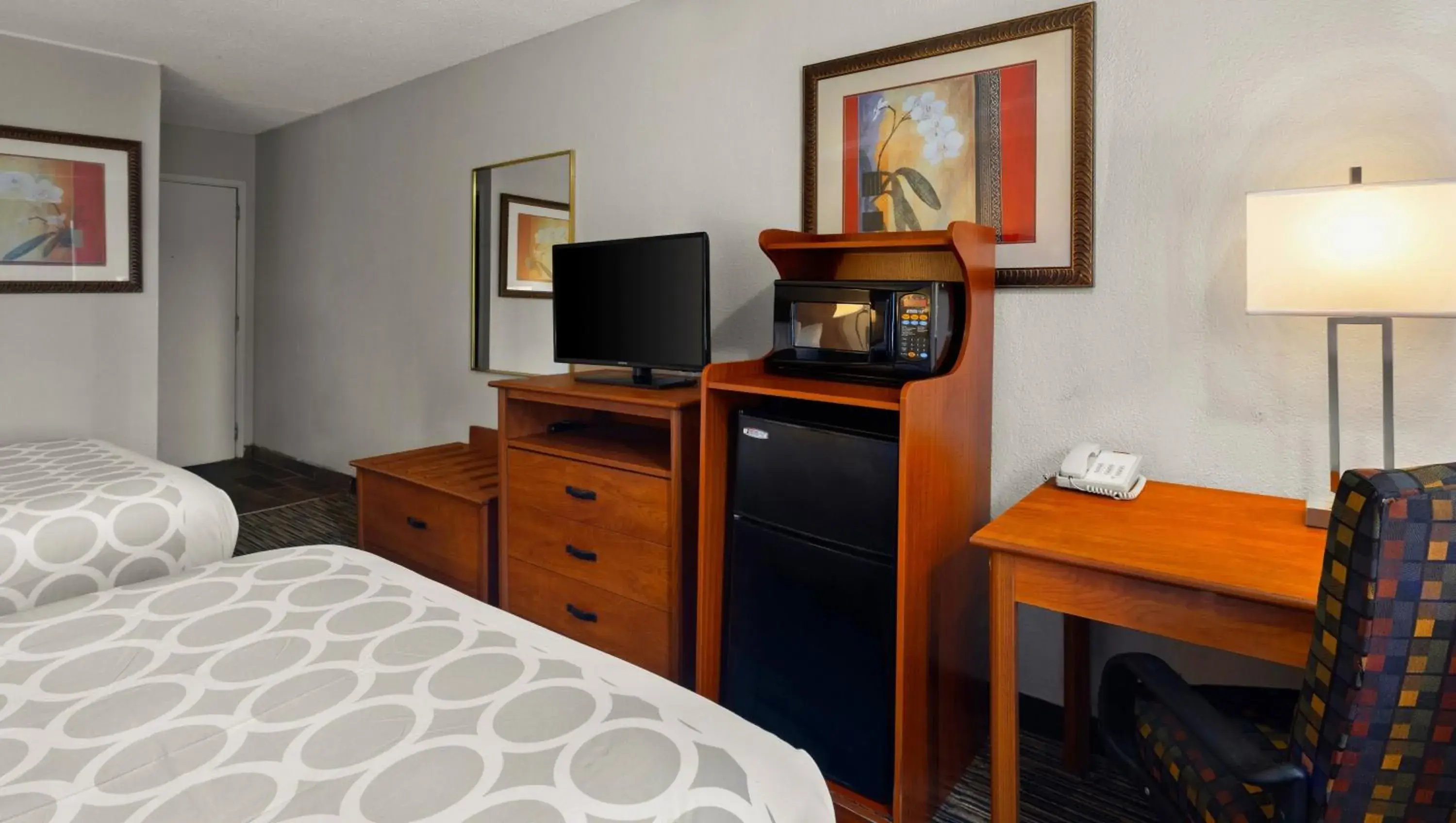 Bedroom, TV/Entertainment Center in Magnuson Hotel Detroit Airport