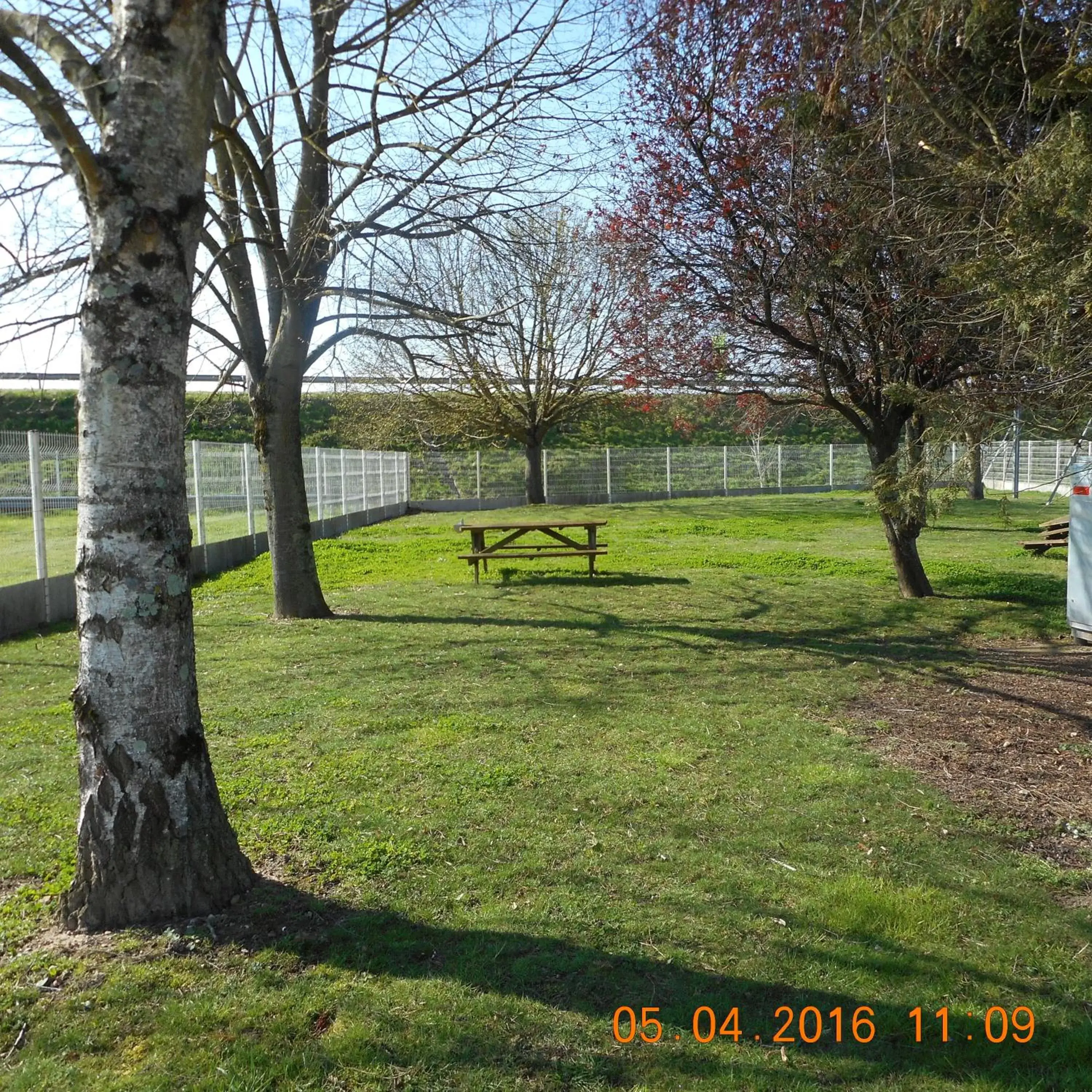 Garden in B&B HOTEL Chatellerault