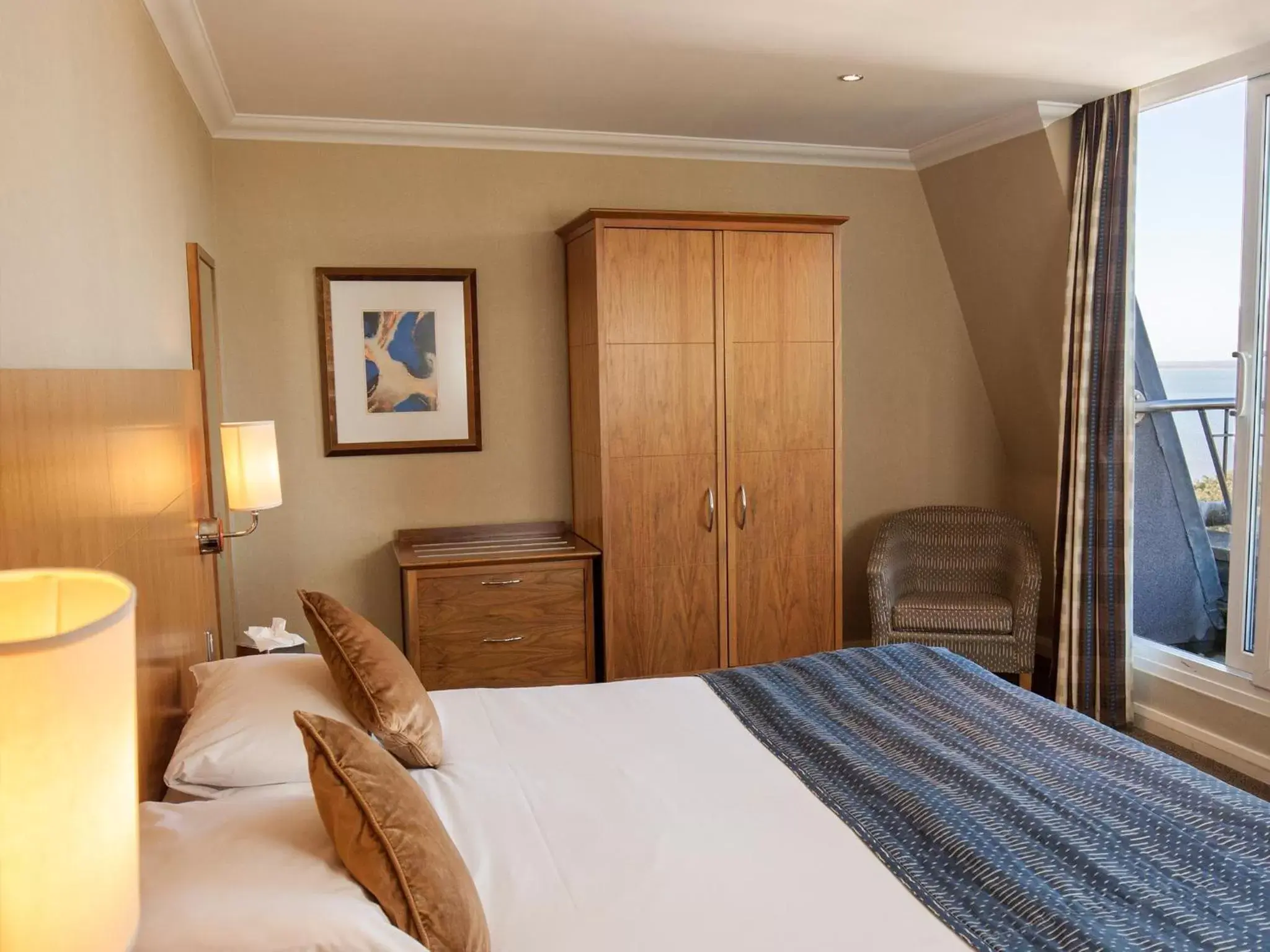 Bedroom, Bed in Harbour Heights Hotel