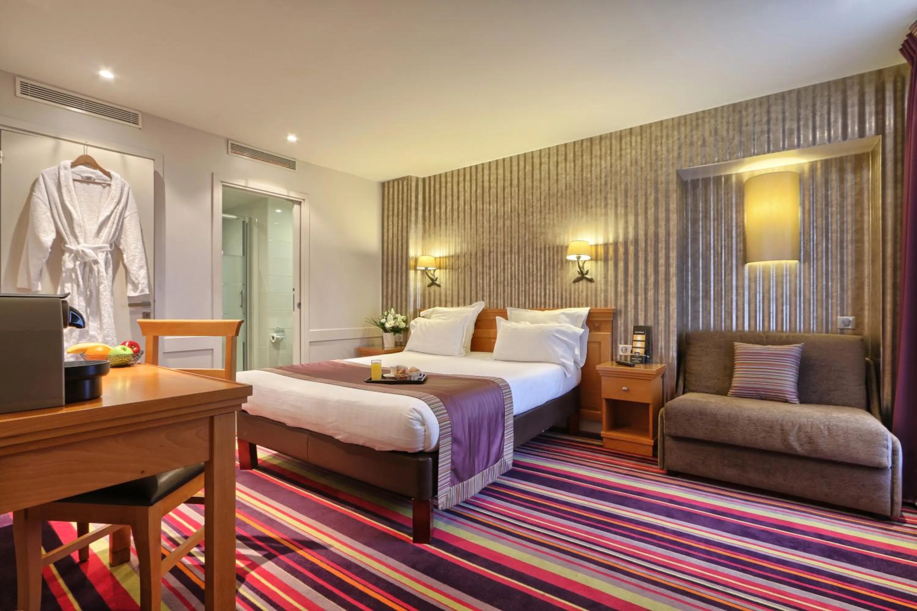 Photo of the whole room, Bed in Hôtel Mondial