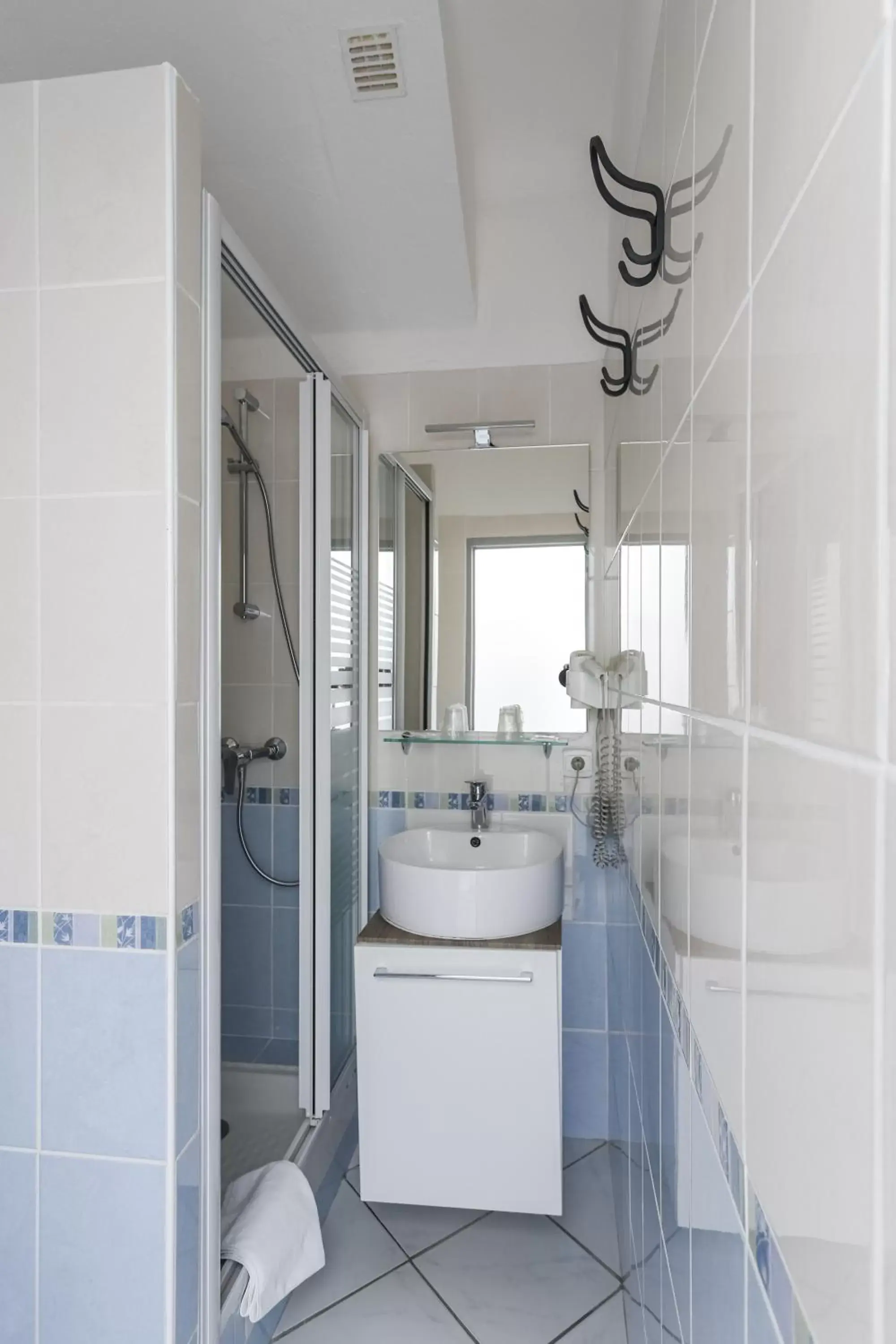 Bathroom in Hotel Les Palmiers En Camargue