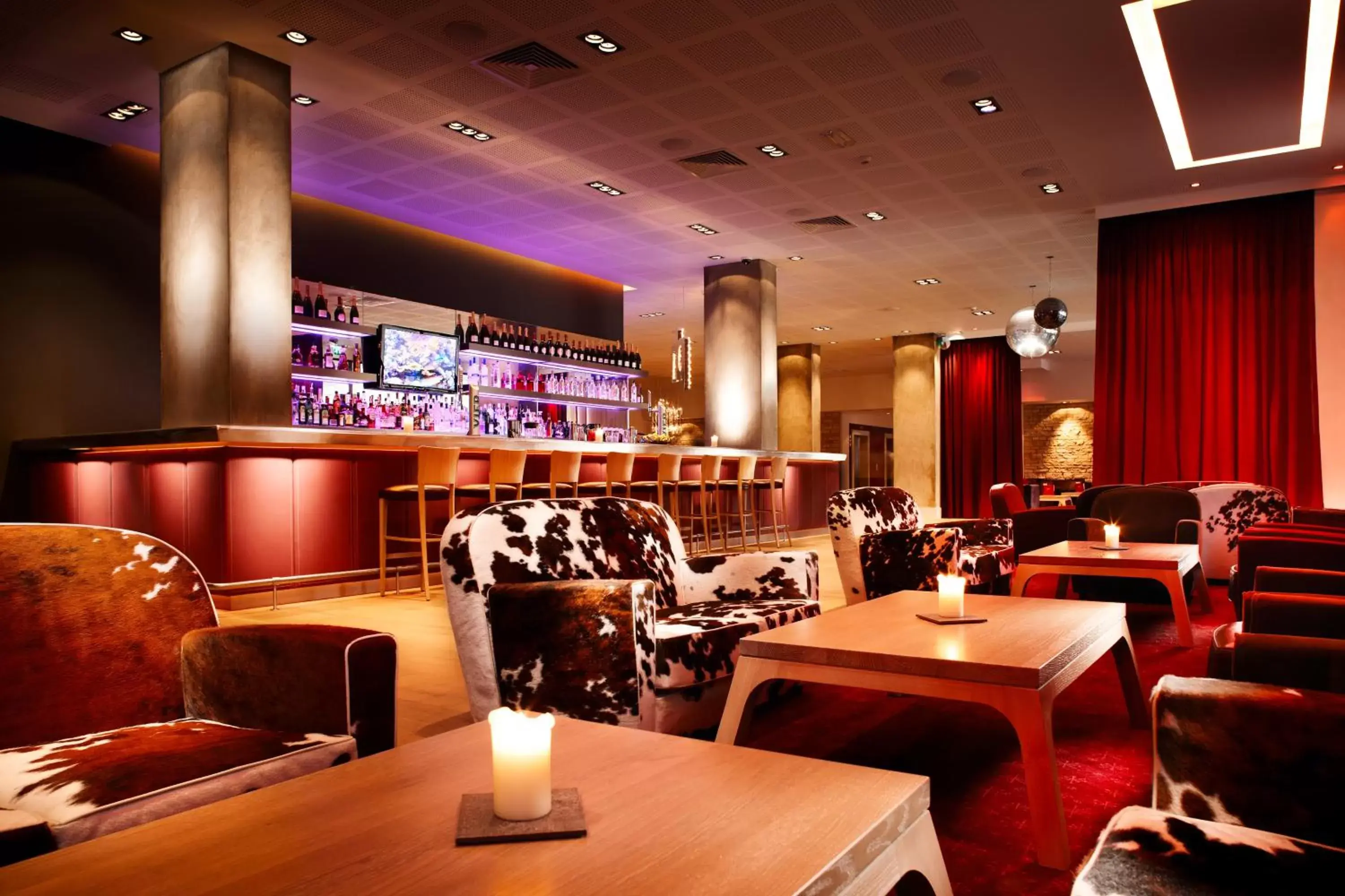 Lounge or bar, Restaurant/Places to Eat in pentahotel Reading