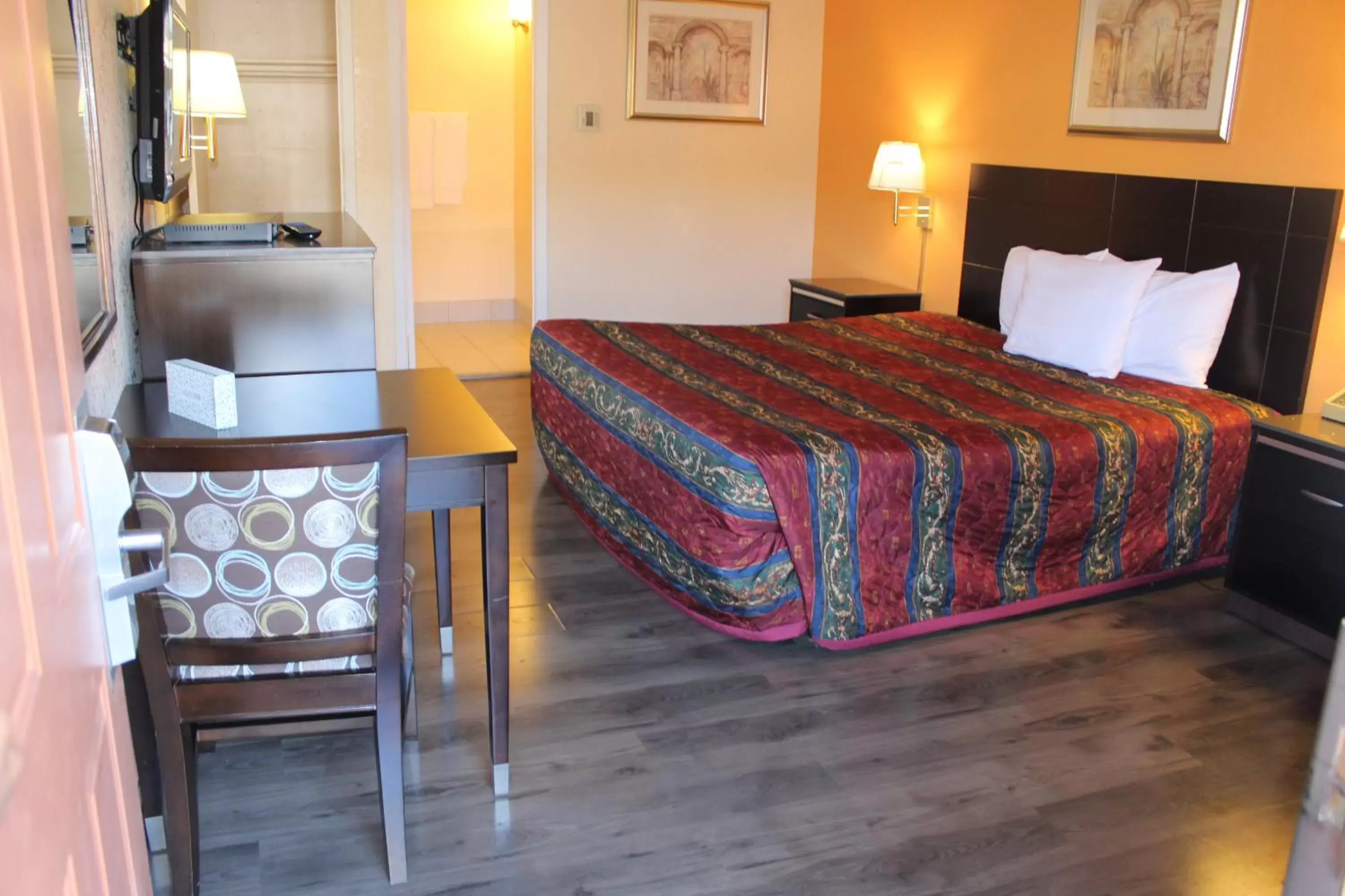 Photo of the whole room, Bed in Budget Inn Redwood City