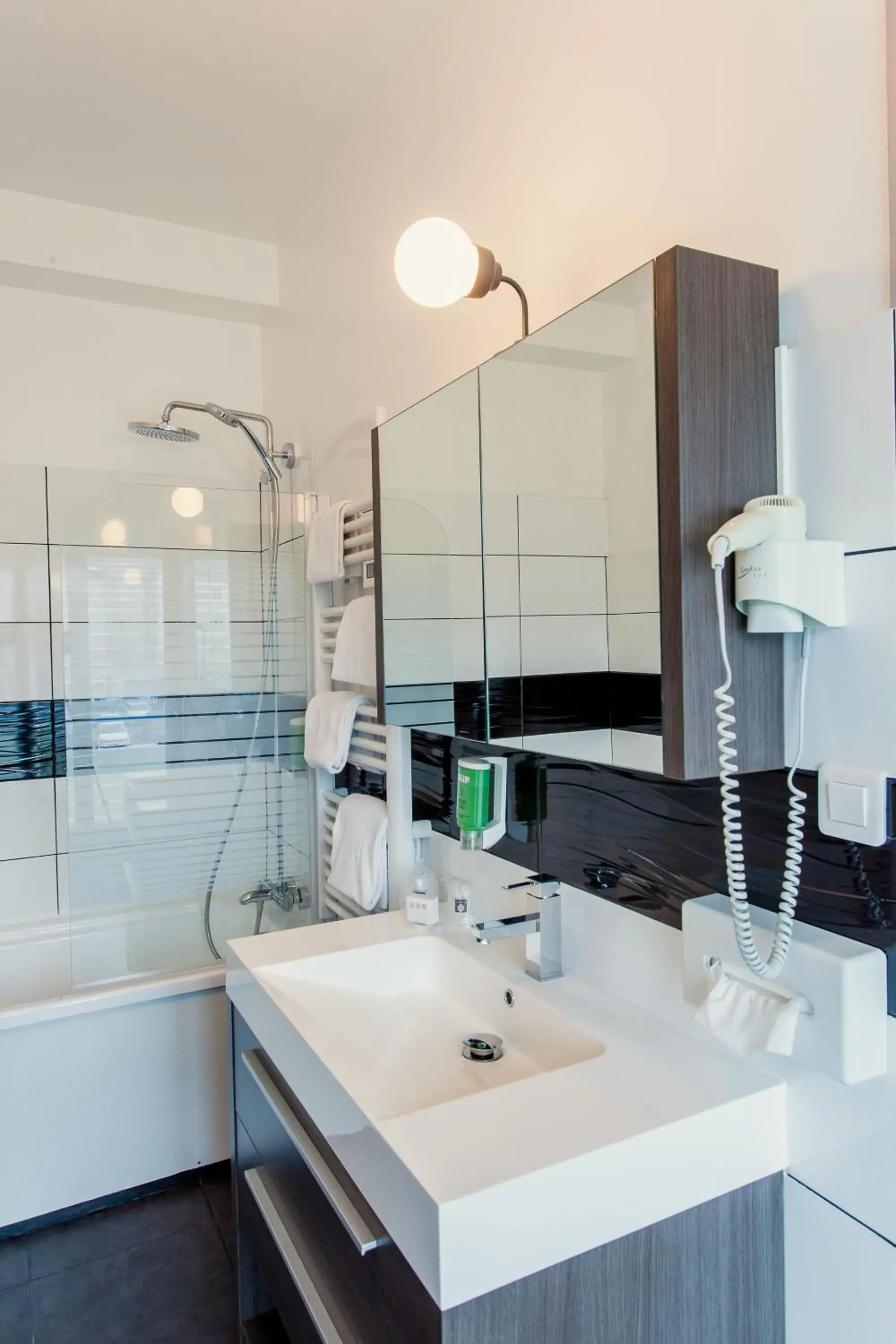 Bathroom in The Originals City, Hotel de l'Europe, Saint-Nazaire