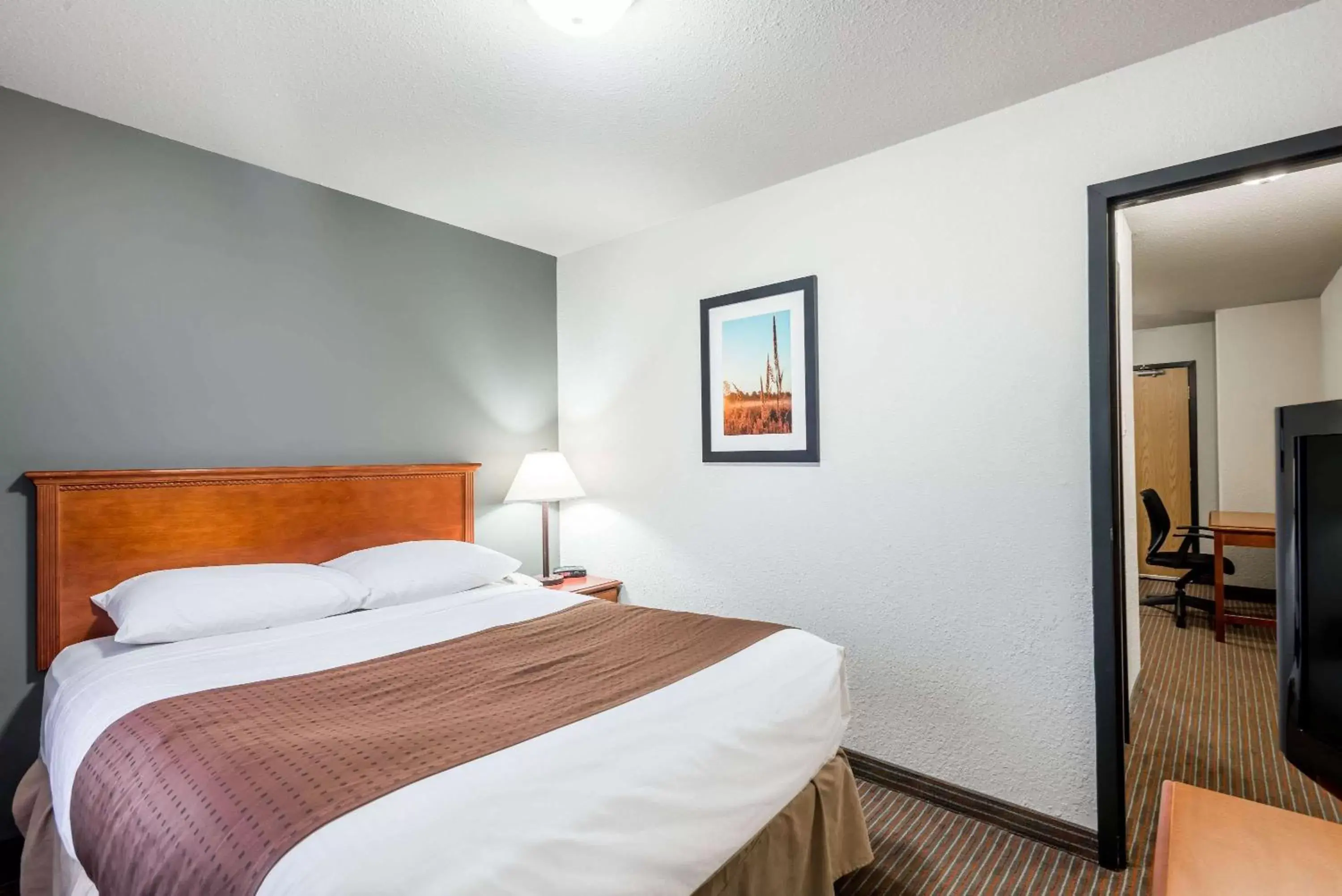 Photo of the whole room, Bed in Super 8 by Wyndham Grande Prairie