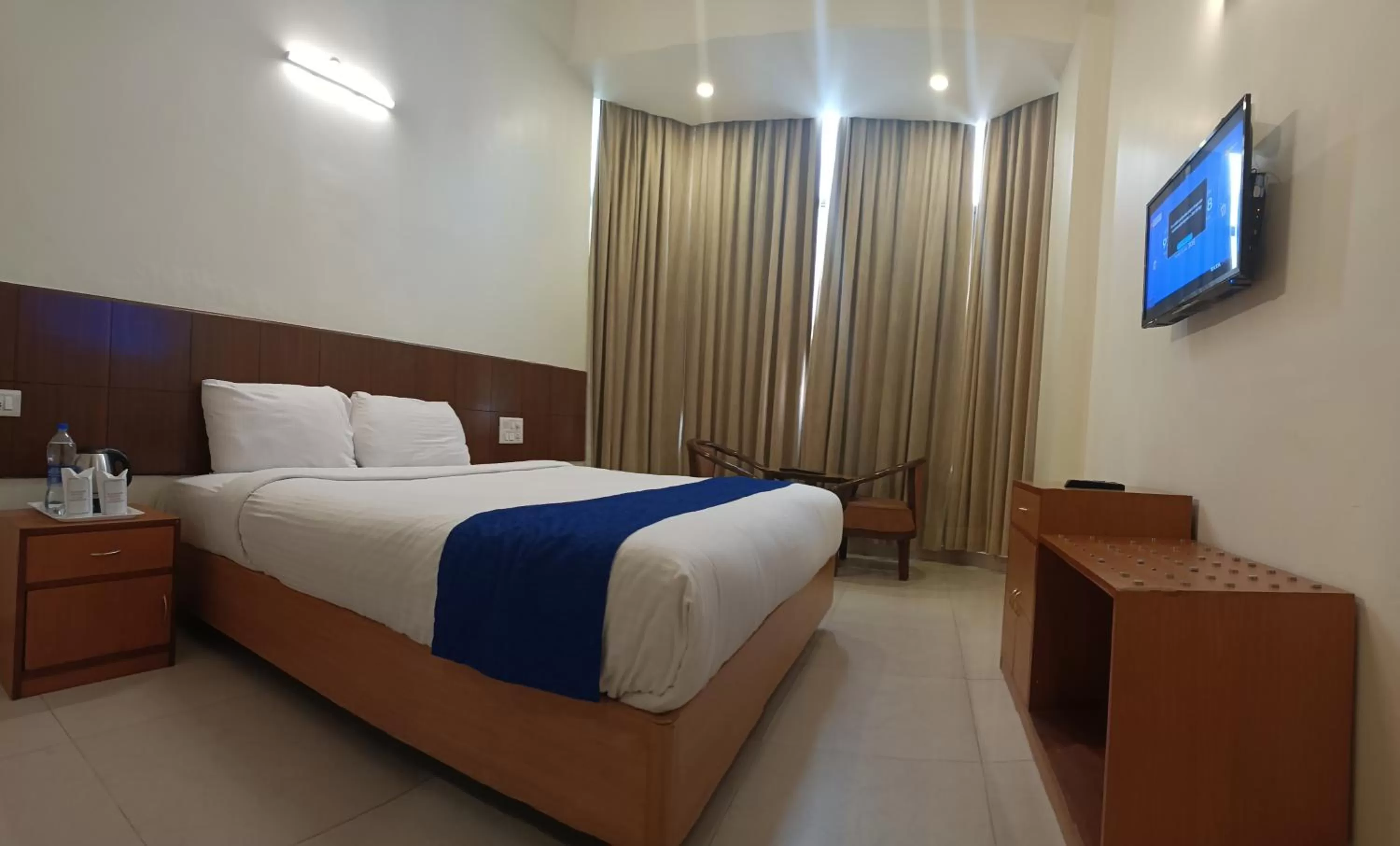 Bed in Hotel Broadways Inn