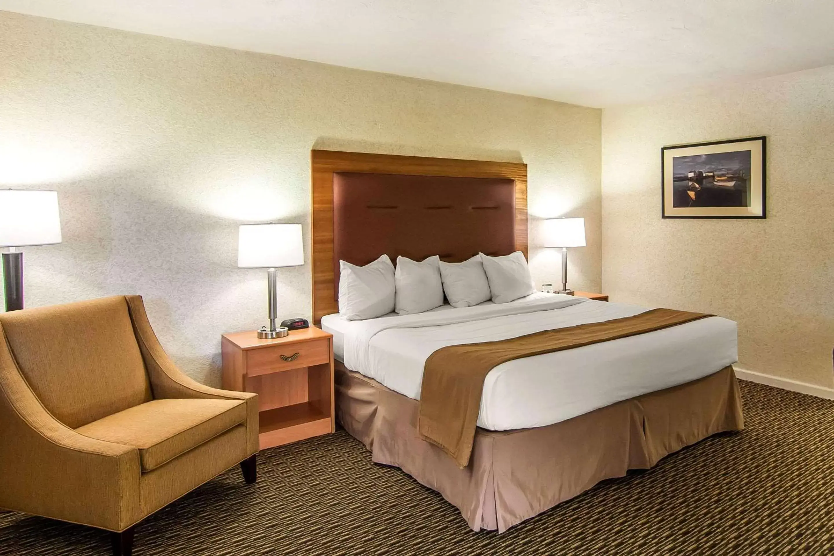 Photo of the whole room, Bed in Quality Inn & Suites at Coos Bay