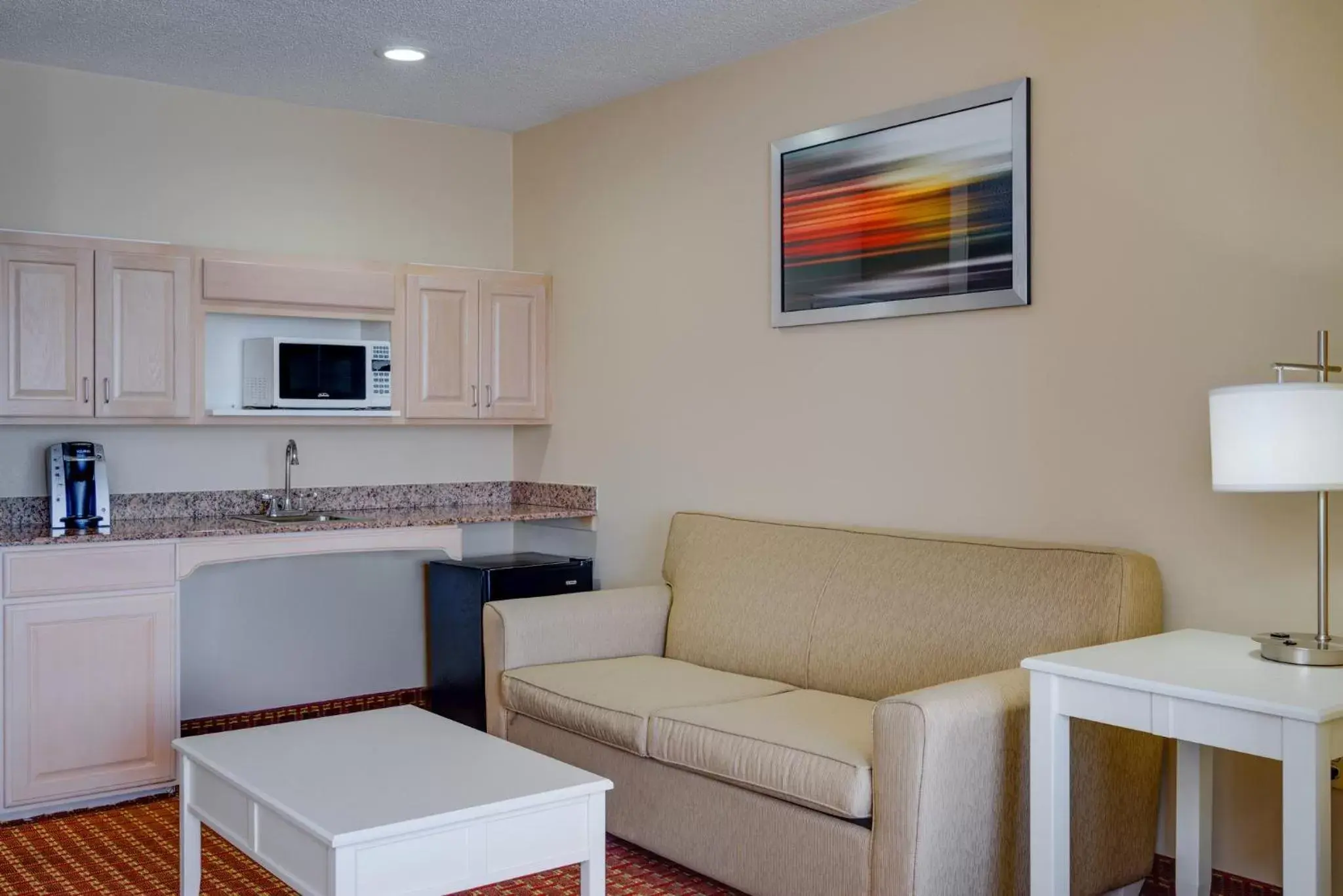 Photo of the whole room, Kitchen/Kitchenette in Holiday Inn Express Pocomoke City, an IHG Hotel