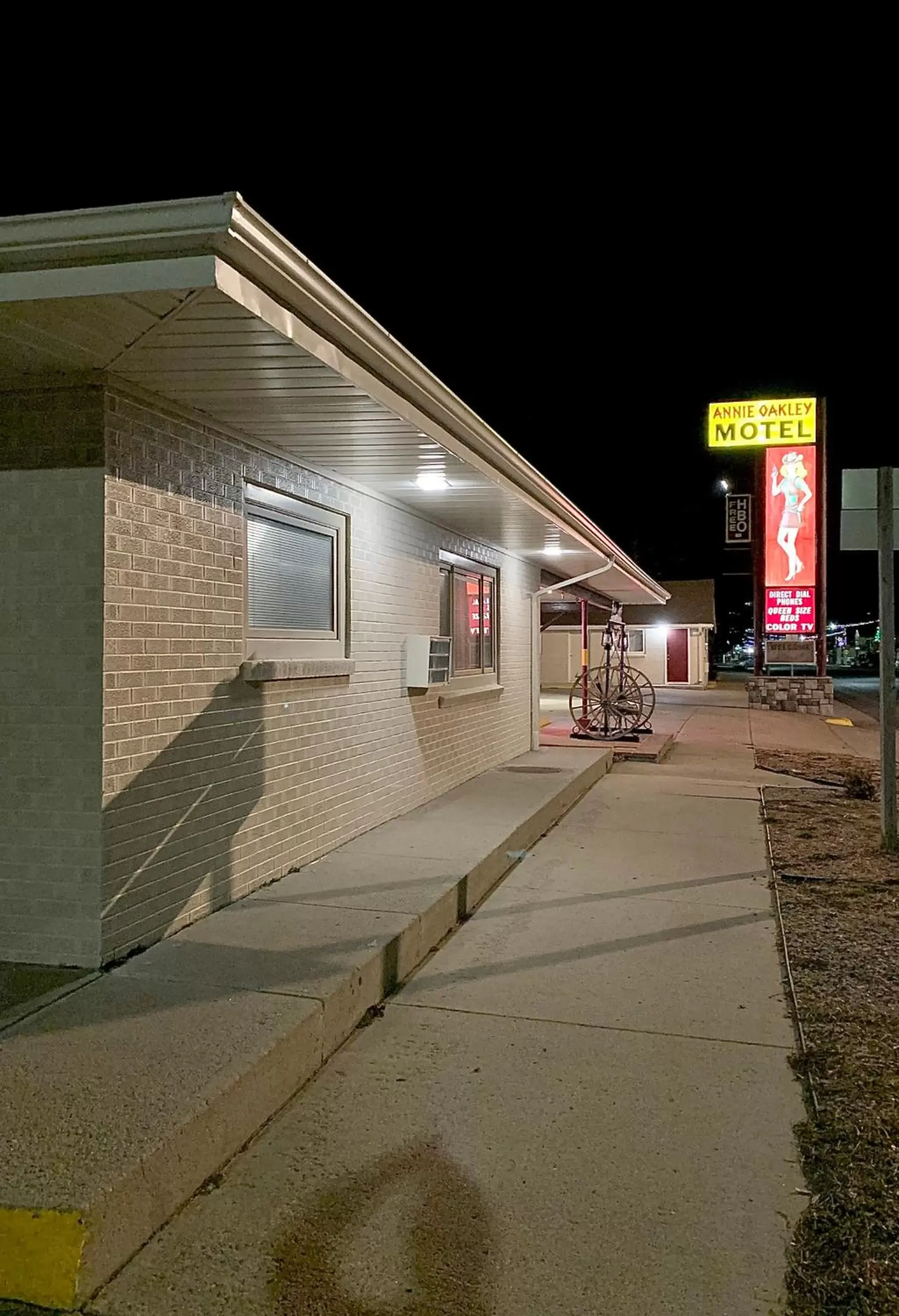 Property Building in Annie Oakley Motel Oakley