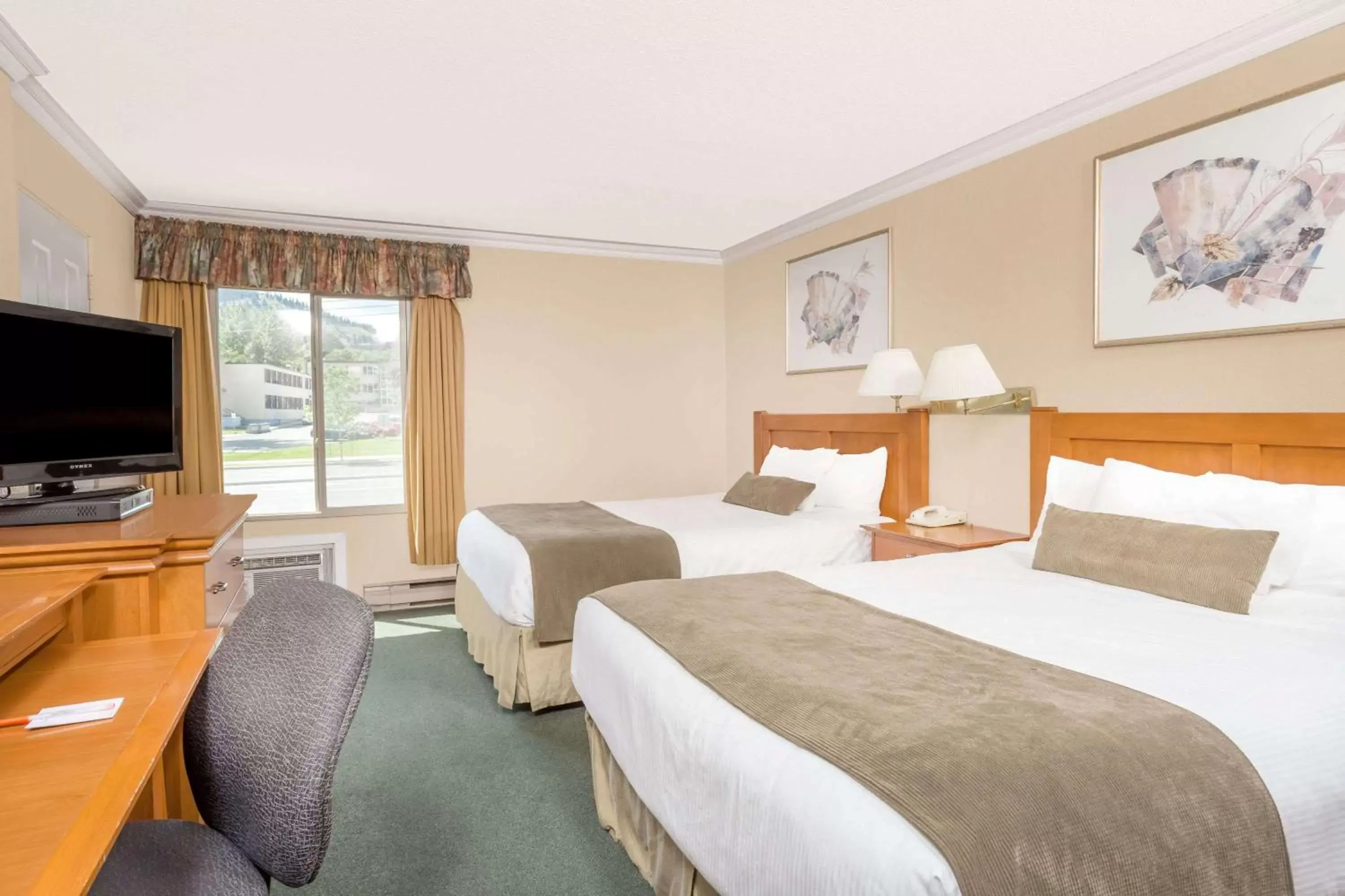 Photo of the whole room, Bed in Howard Johnson by Wyndham Downtown Kamloops