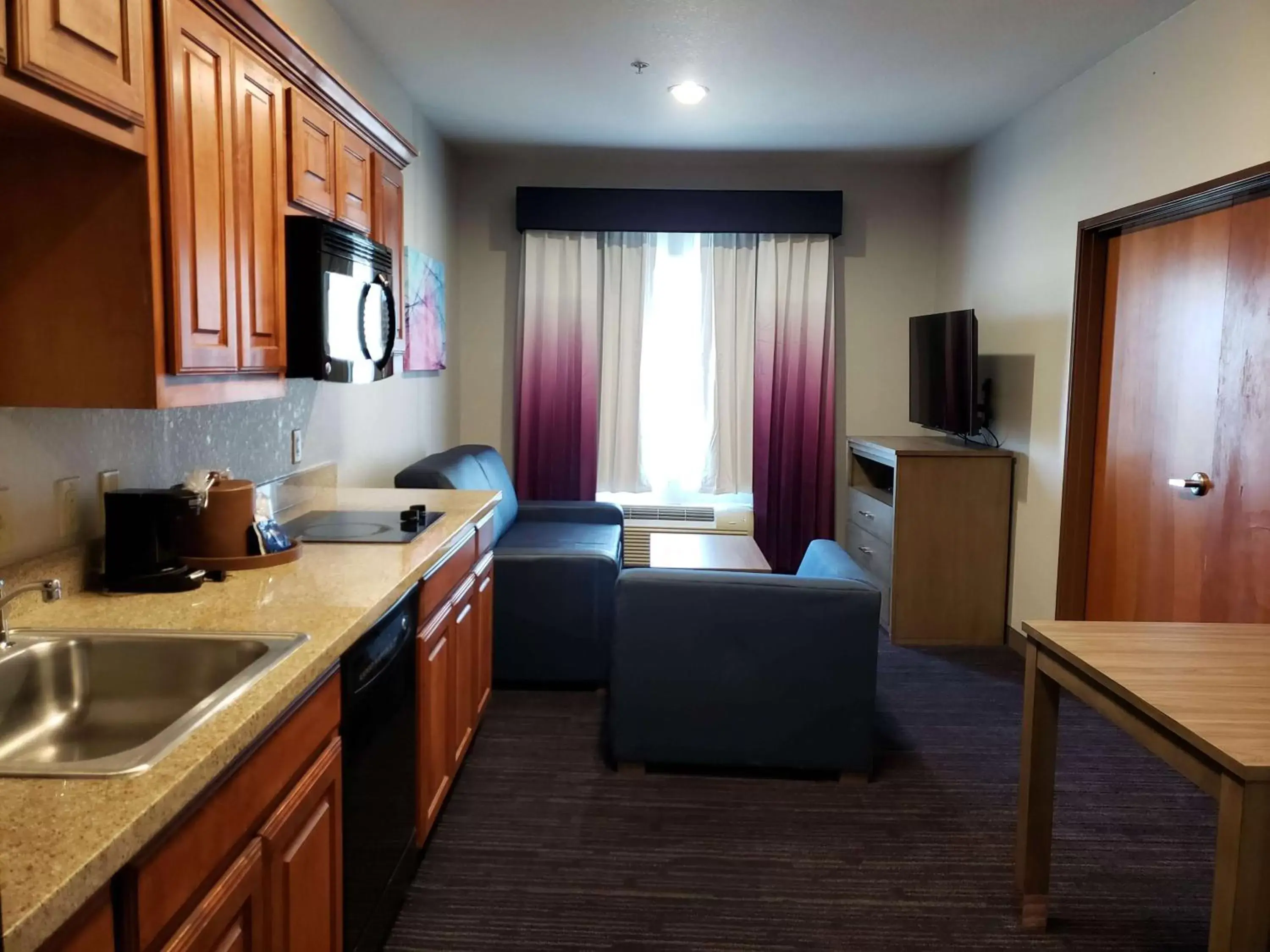 Photo of the whole room, Kitchen/Kitchenette in Best Western Plus San Antonio East Inn & Suites