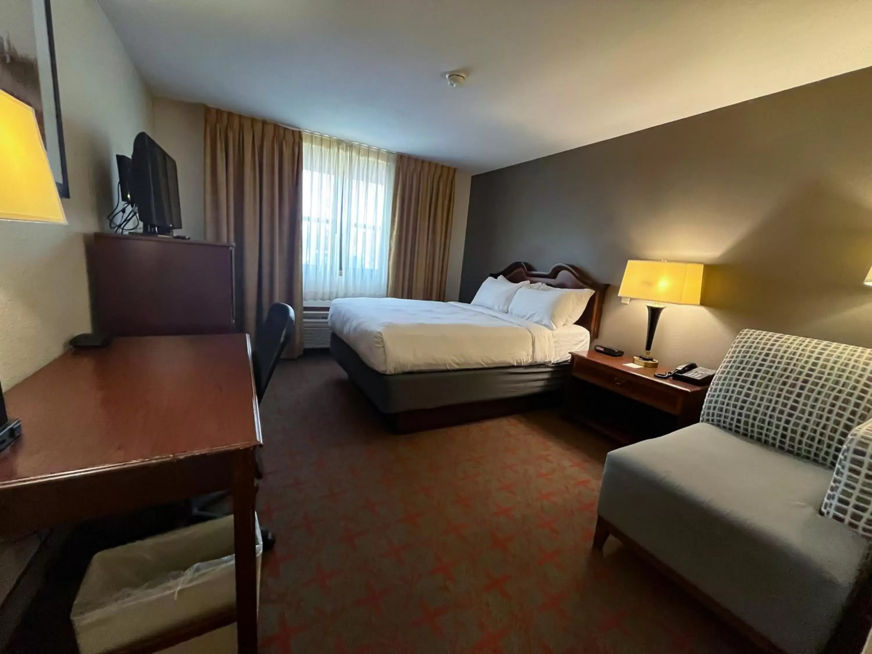 Bedroom, Bed in Harbor Winds Hotel Bedroom, Bed in Harbor Winds Hotel