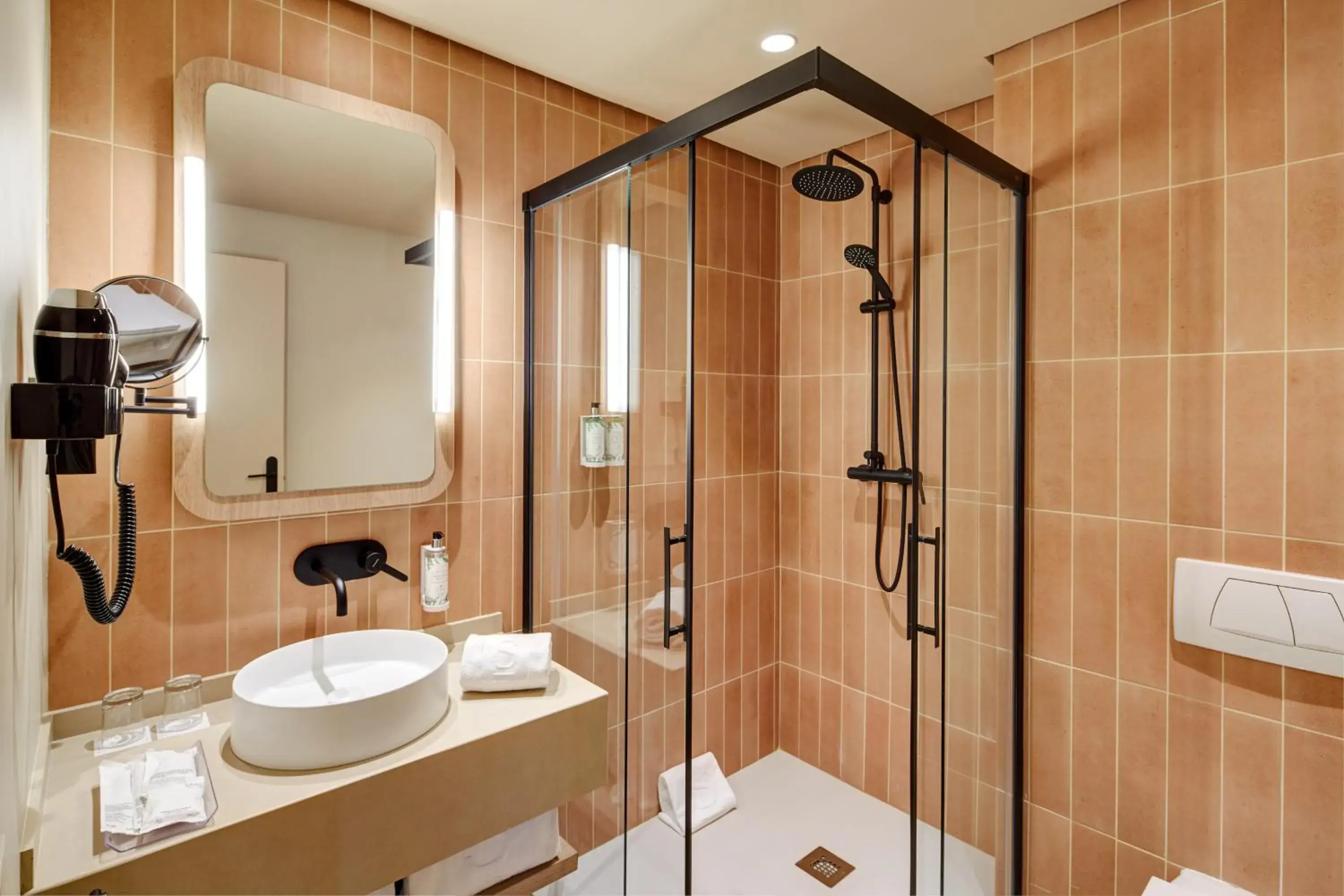 Shower, Bathroom in Sercotel Pozuelo