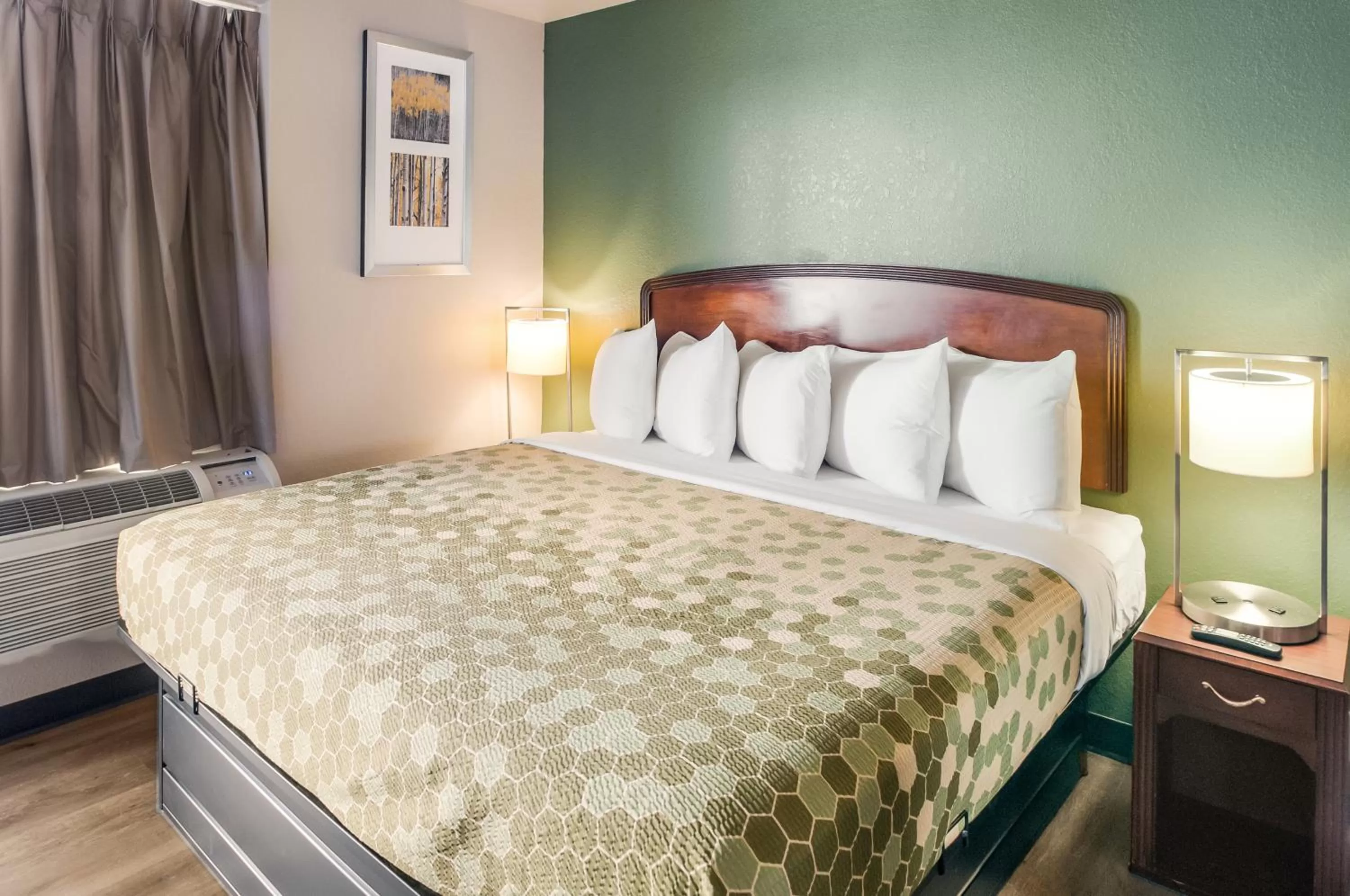 Bedroom, Bed in Suburban Studios Neenah-Appleton