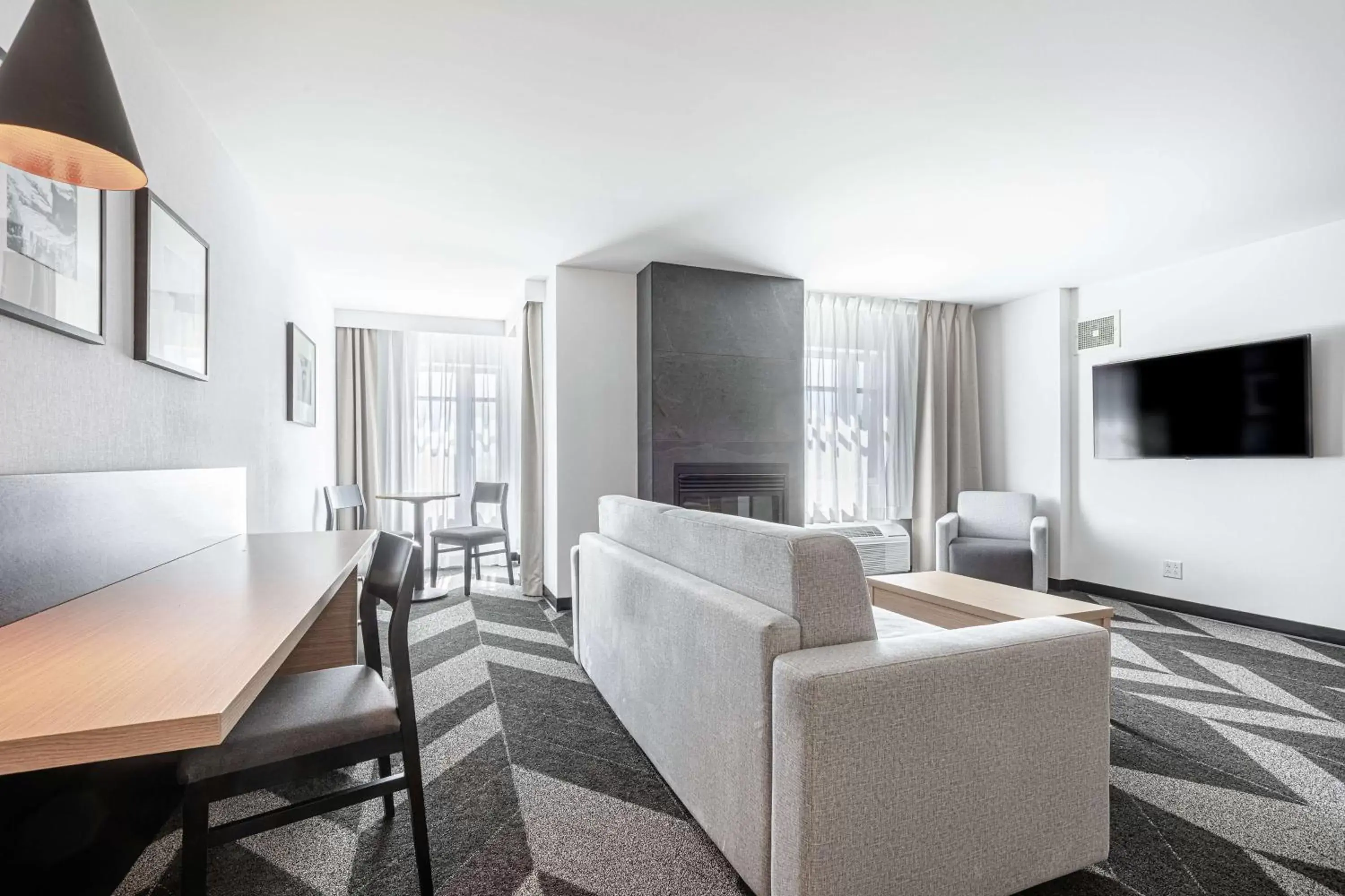 Bedroom, TV/Entertainment Center in DoubleTree by Hilton Quebec Resort