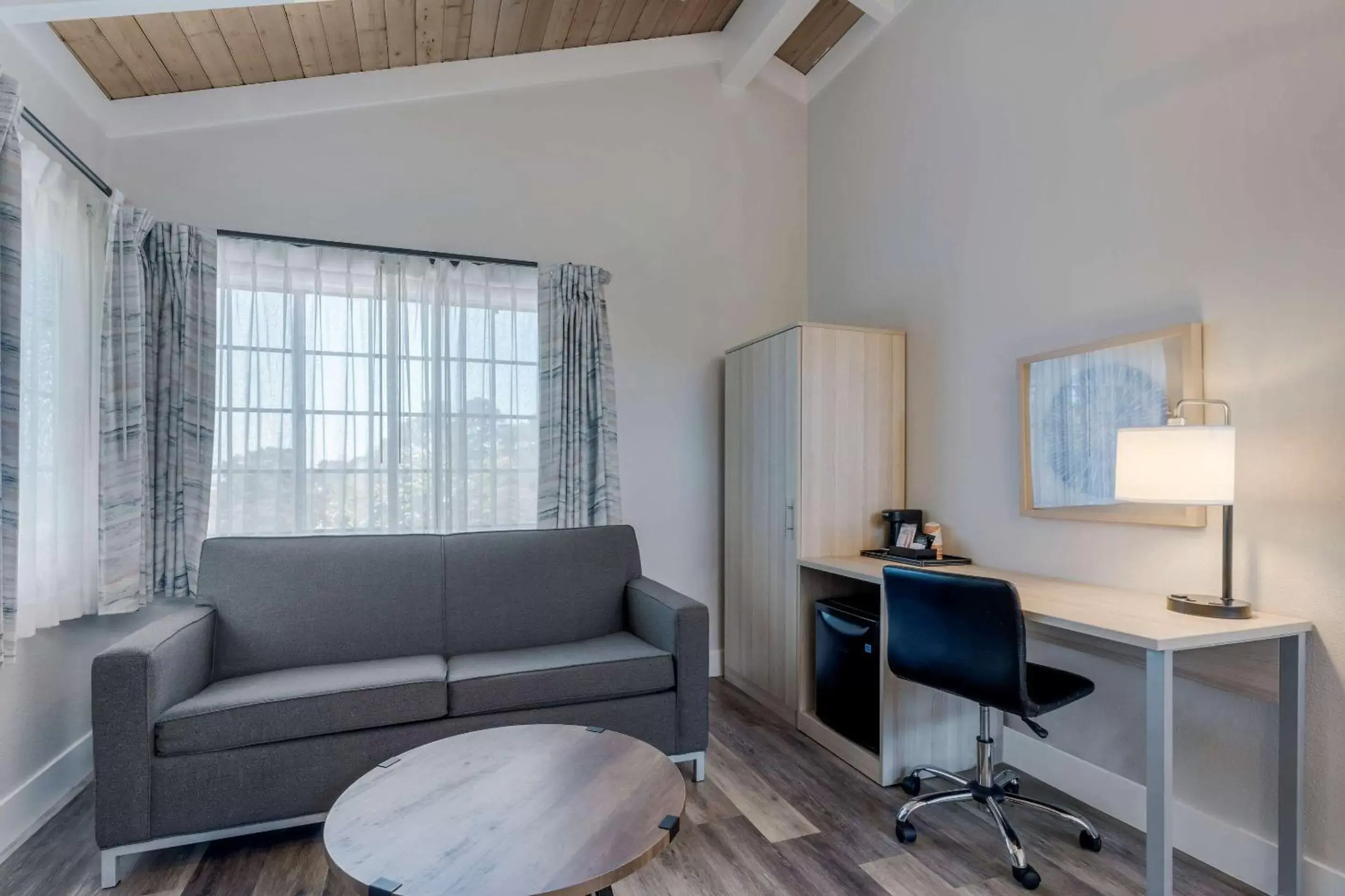 Bedroom, Seating Area in Comfort Inn Carmel By the Sea