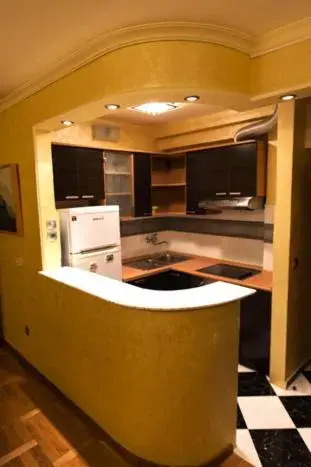 Kitchen or kitchenette, Bathroom in Hotel Obala