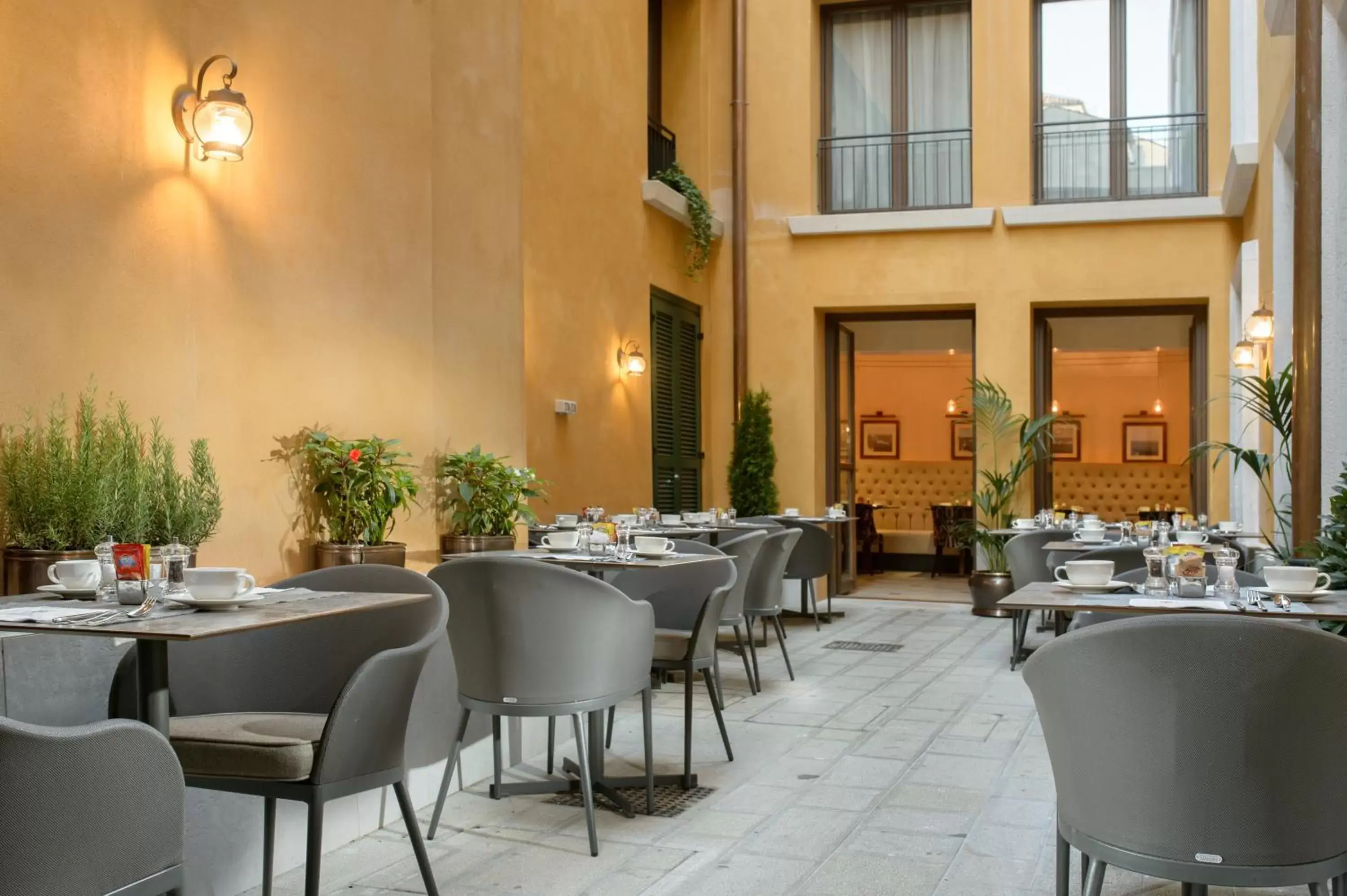 Patio, Restaurant/Places to Eat in Palazzo Veneziano - Venice Collection