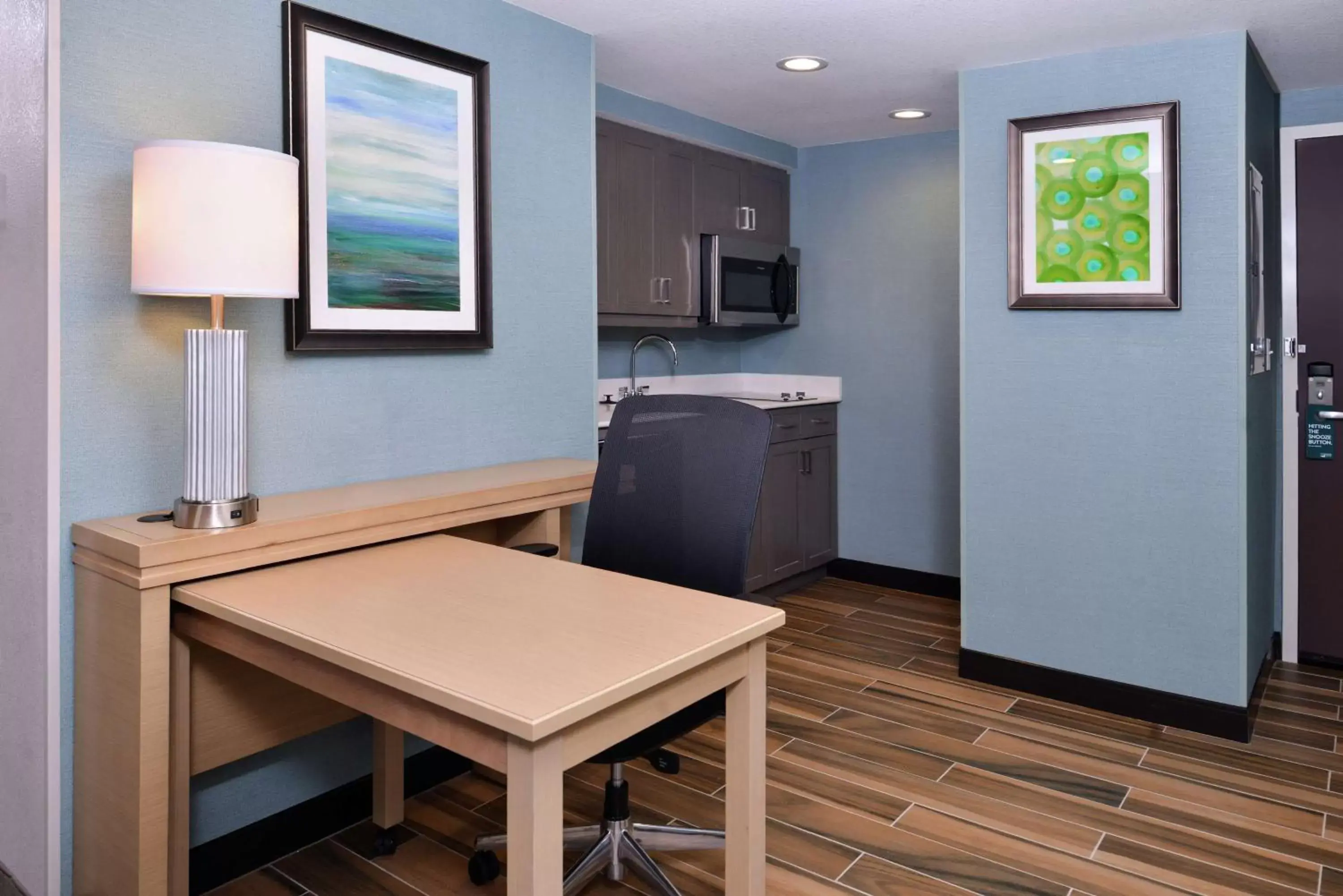 Bedroom, Kitchen/Kitchenette in Homewood Suites By Hilton Des Moines Airport