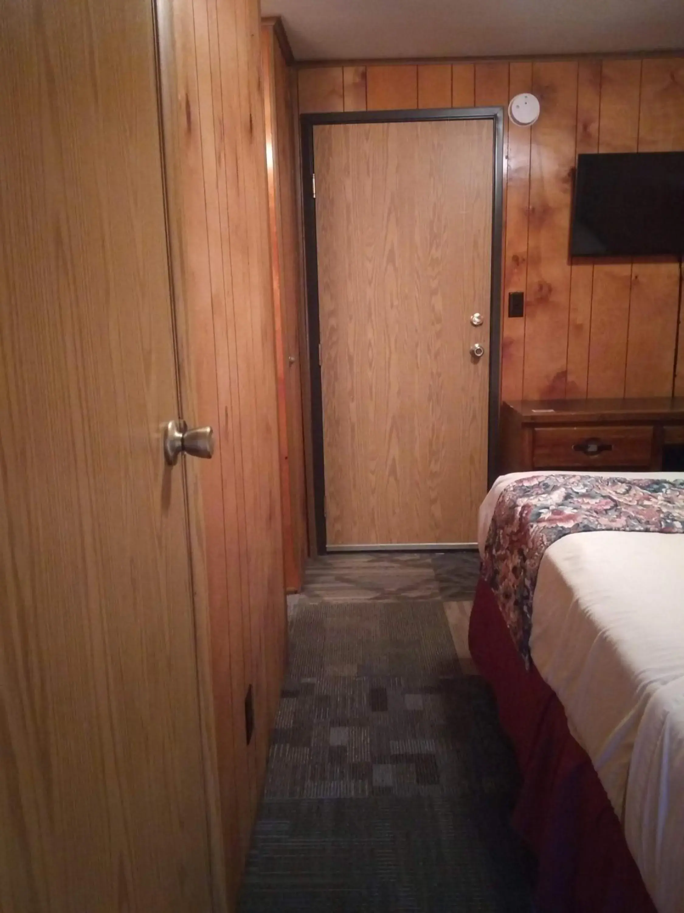 Photo of the whole room, Bed in The Orca Inn