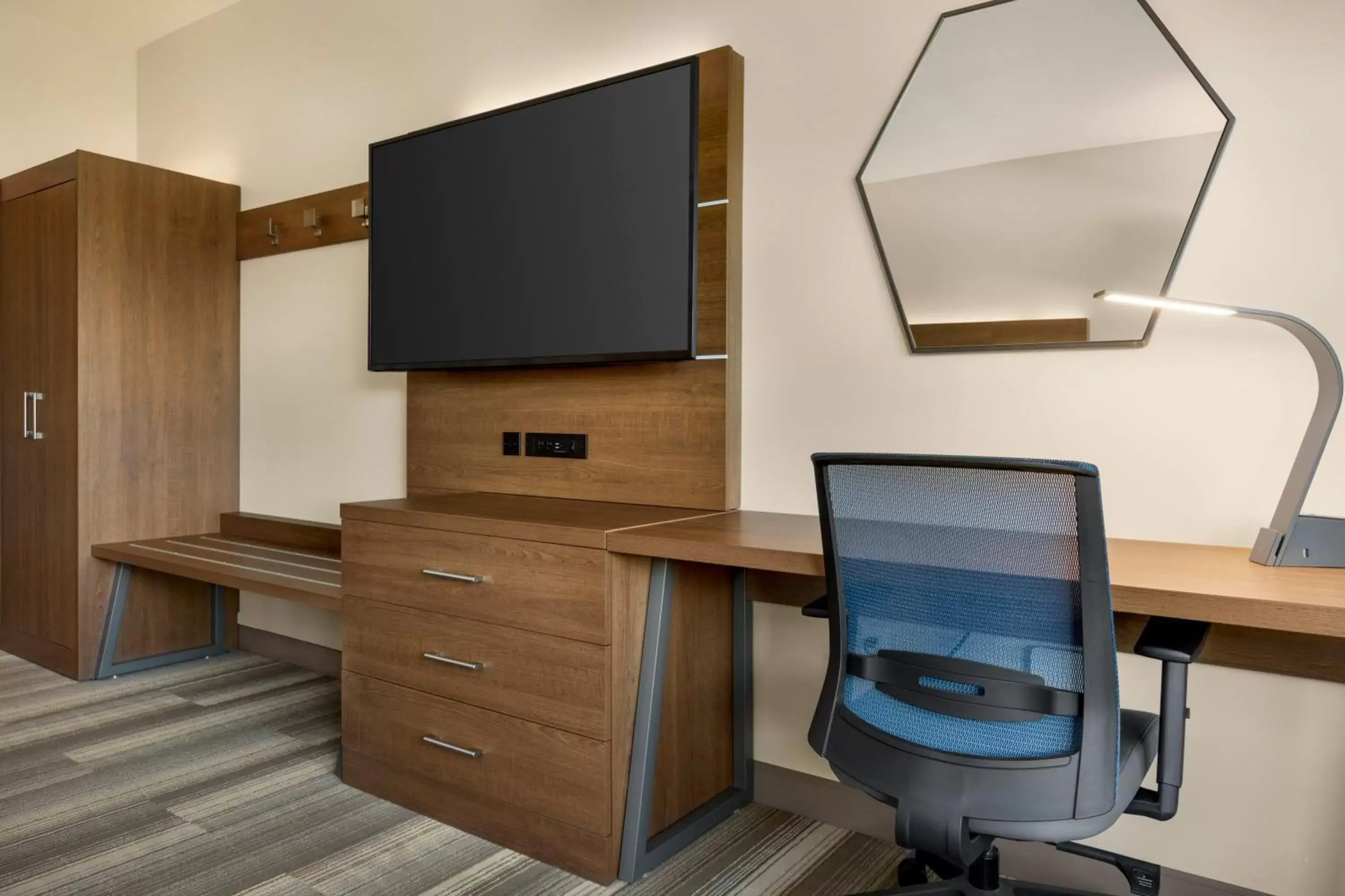 TV and multimedia, TV/Entertainment Center in Holiday Inn Express & Suites - Ukiah, an IHG Hotel