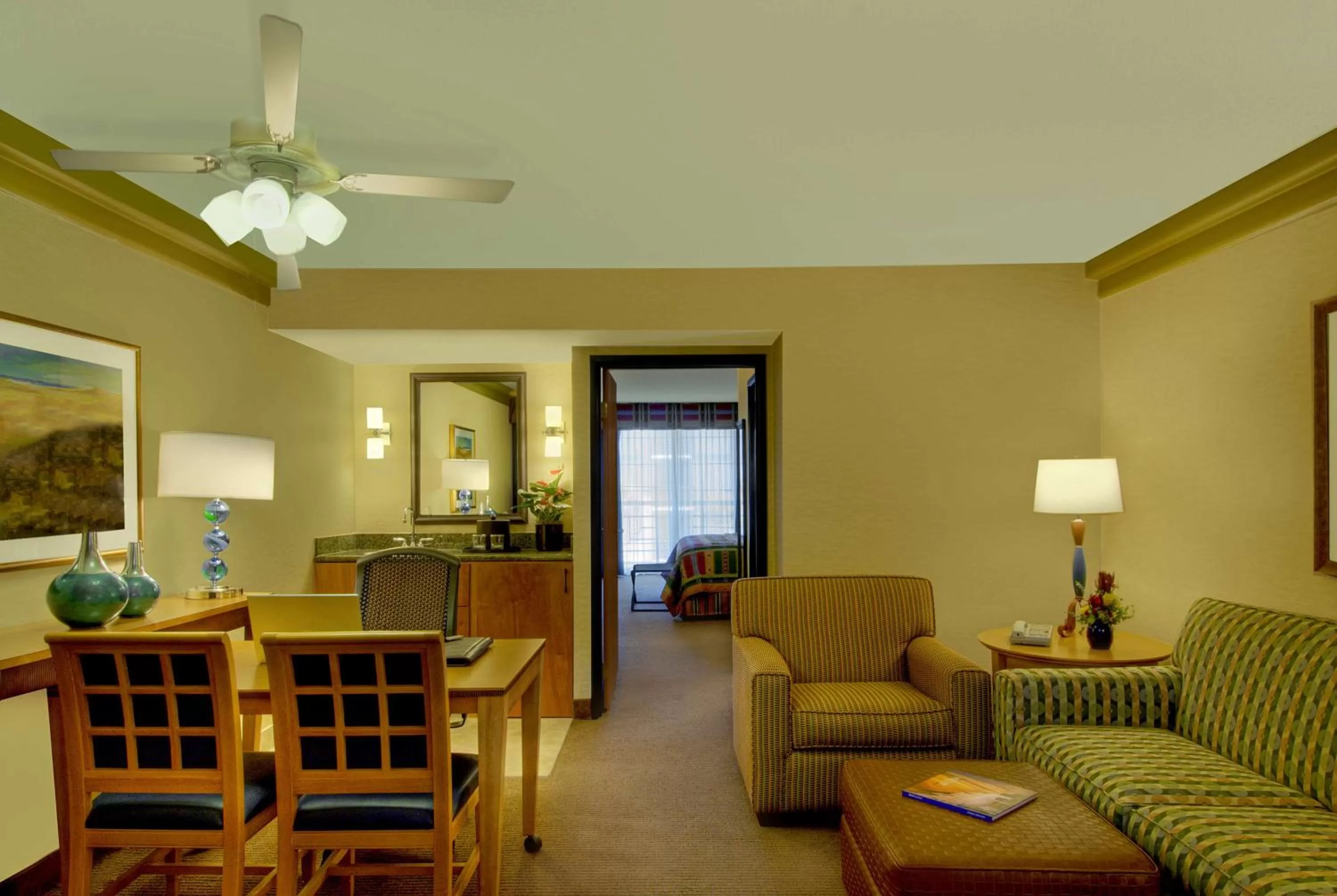 Living room in Embassy Suites by Hilton Phoenix Biltmore