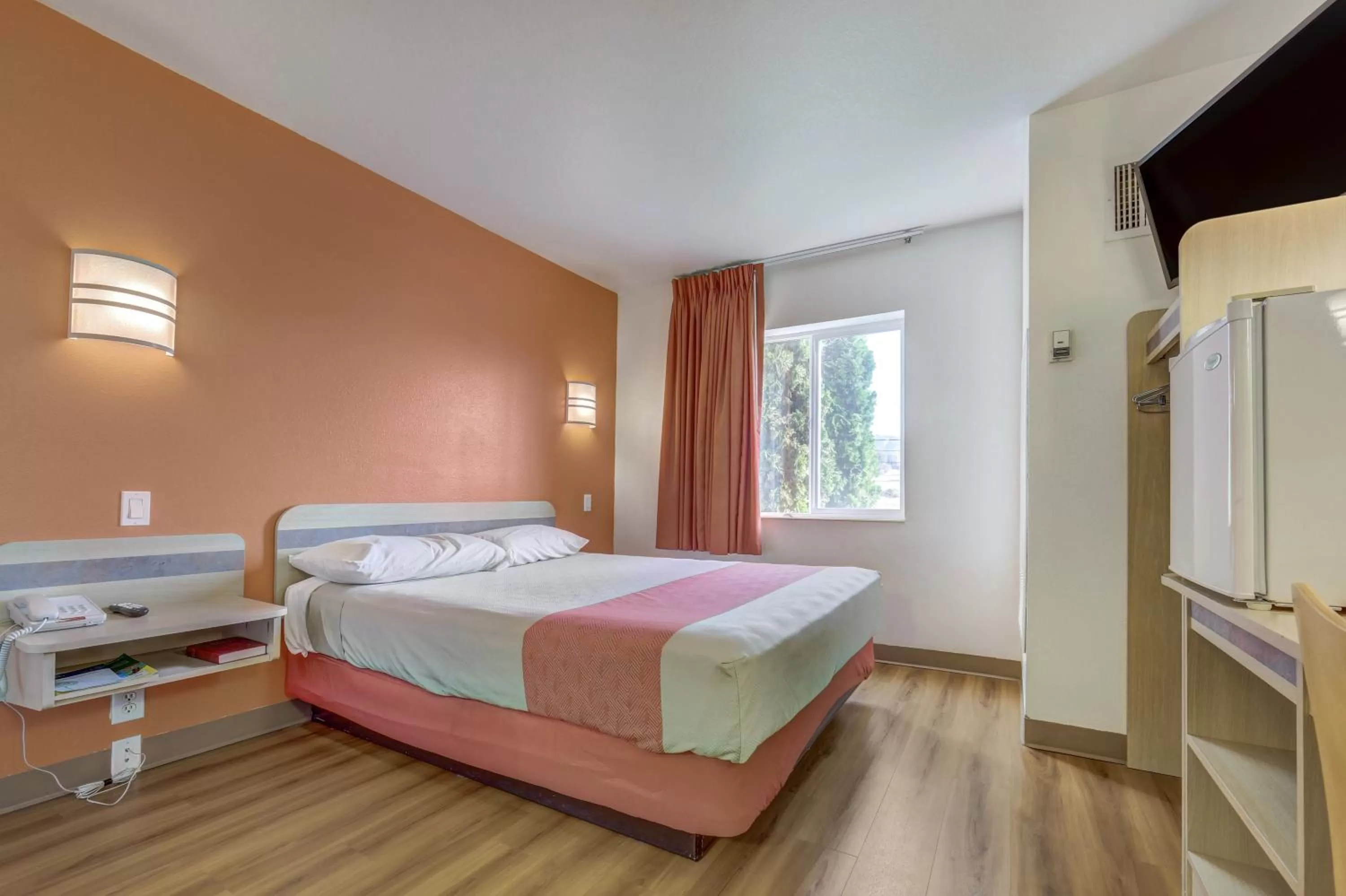 Photo of the whole room, Bed in Motel 6-Roseburg, OR