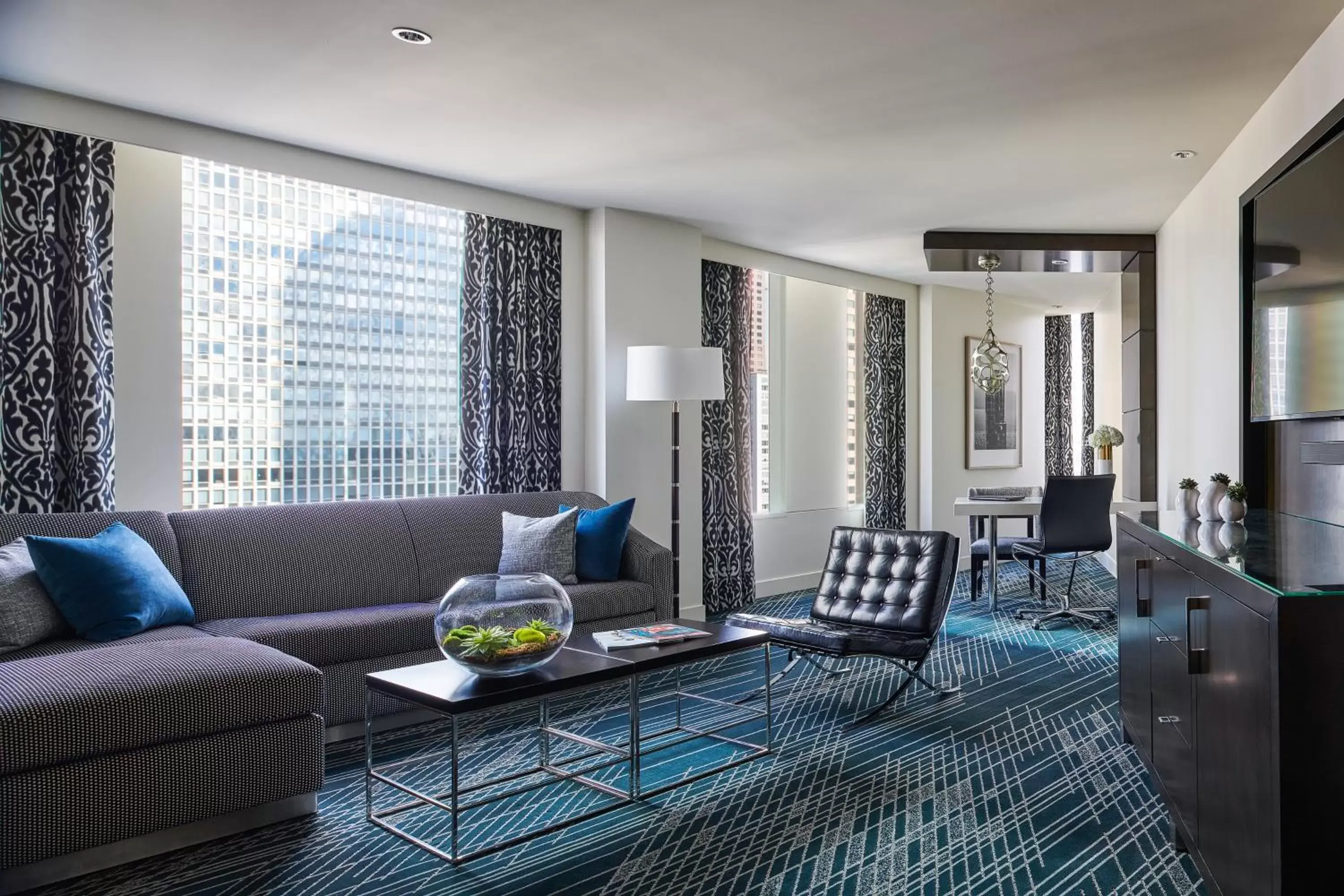 Living room, Seating Area in Sofitel Chicago Magnificent Mile