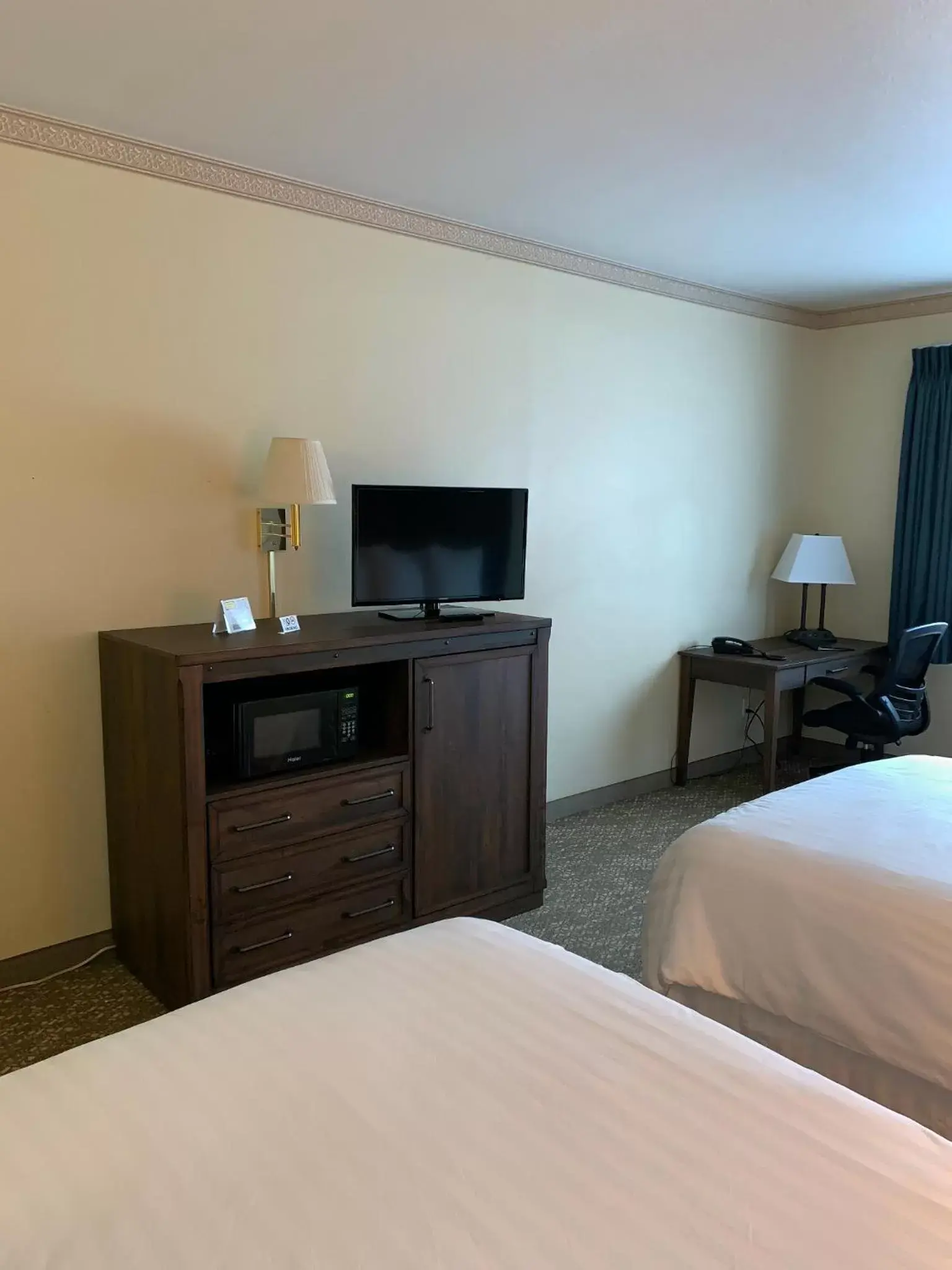 Queen Room with Two Queen Beds in Yellowstone Lodge Queen Room with Two Queen Beds in Yellowstone Lodge