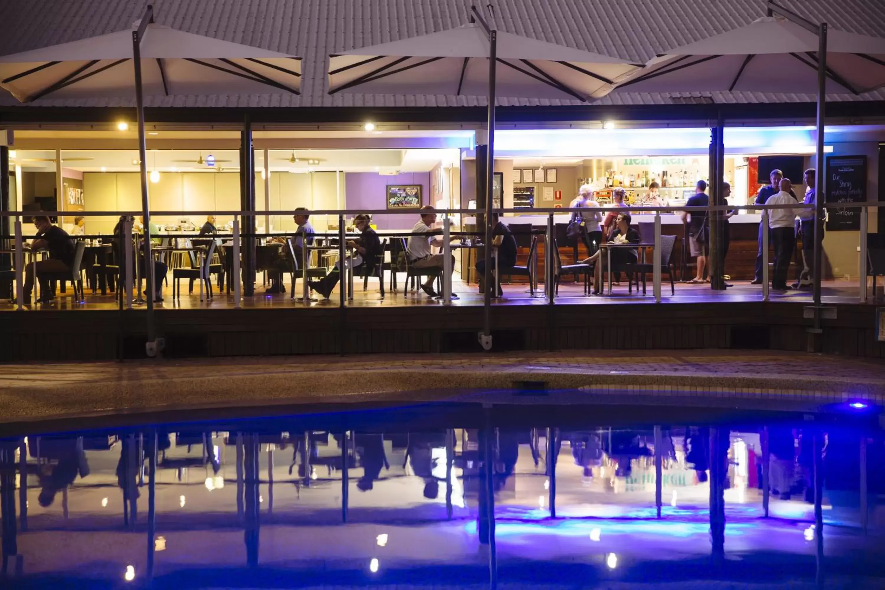 Restaurant/places to eat, Swimming Pool in Mercure Townsville