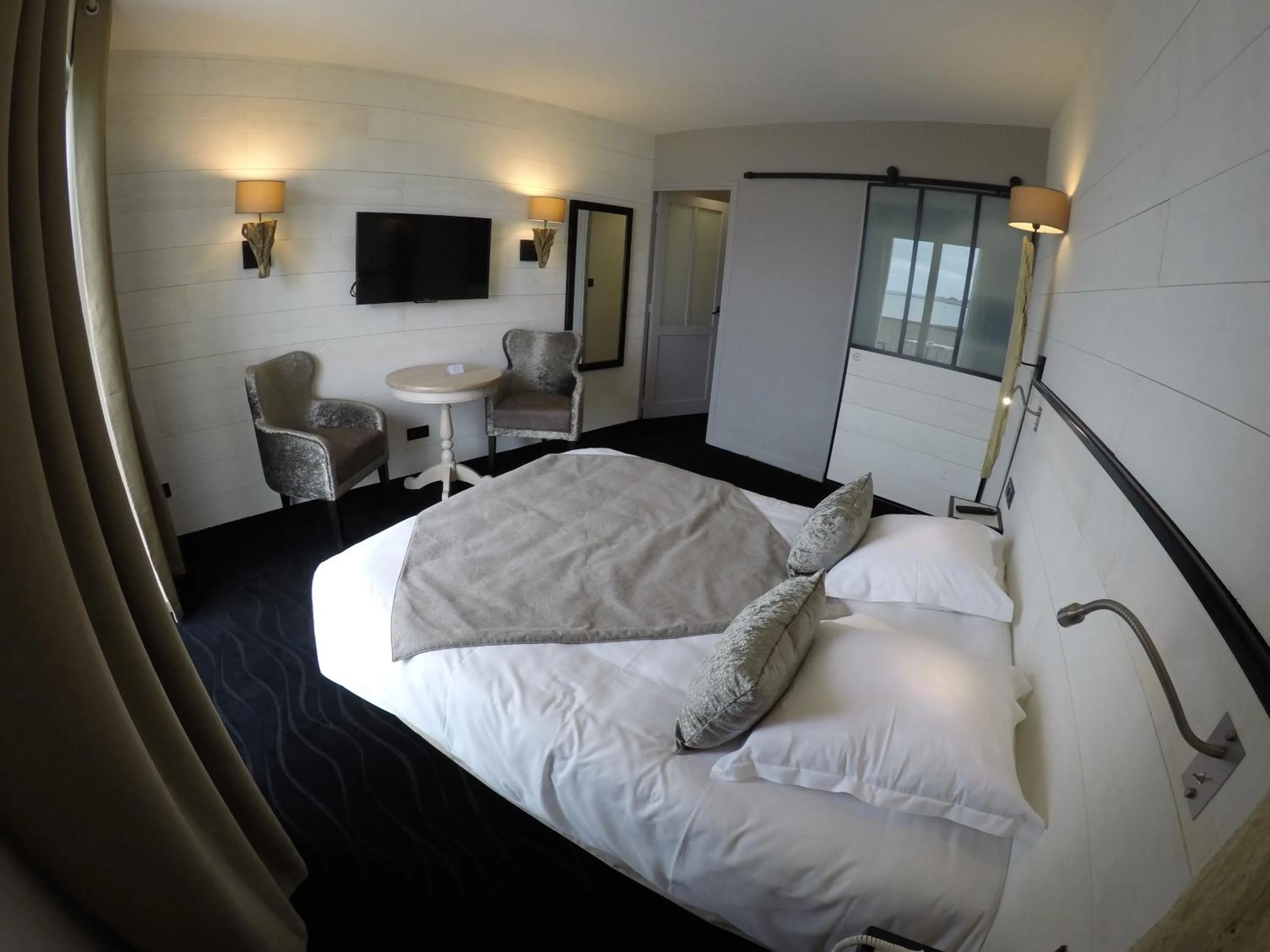 Photo of the whole room in Hôtel Les Brises