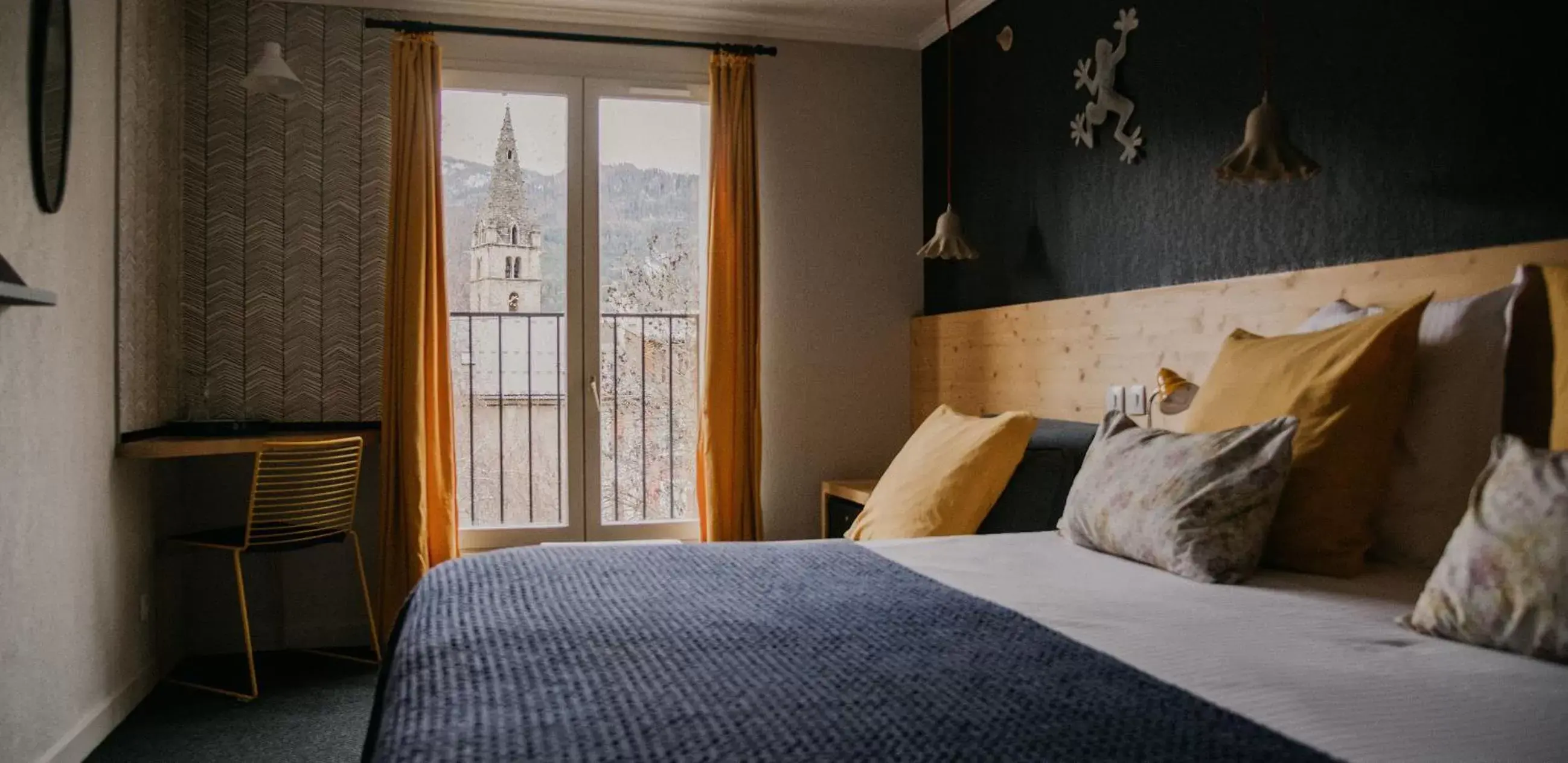 Bedroom, Bed in Hotel Spa Azteca Barcelonnette