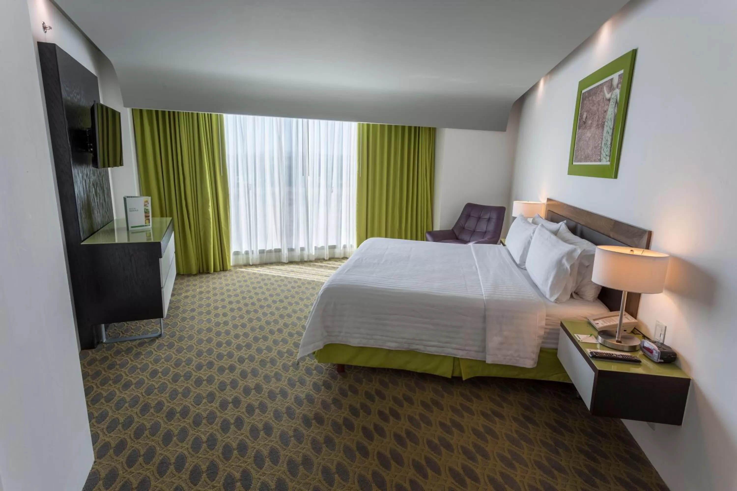 Photo of the whole room, Bed in Holiday Inn Queretaro Zona Krystal by IHG