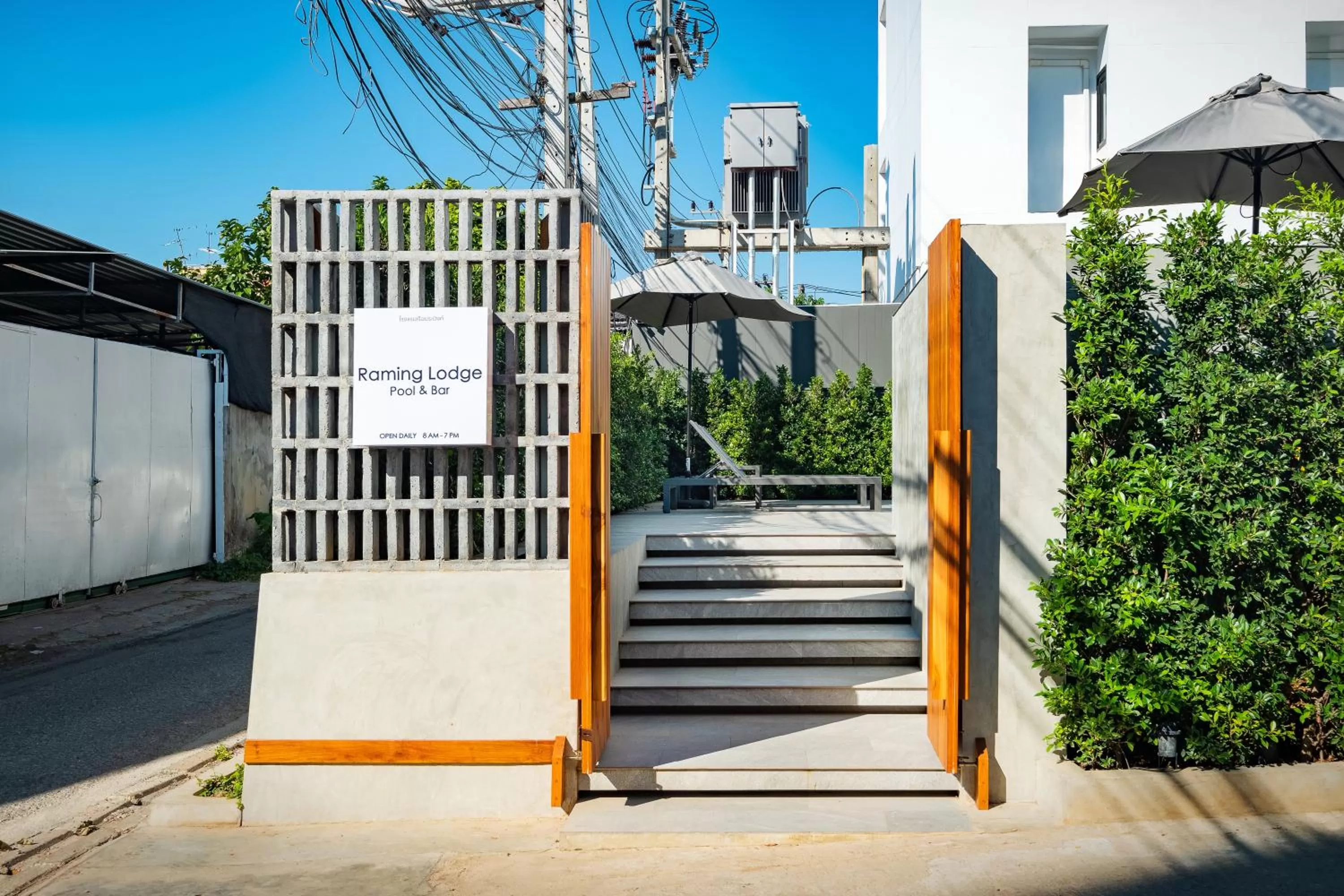 Swimming pool in Raming Lodge Hotel